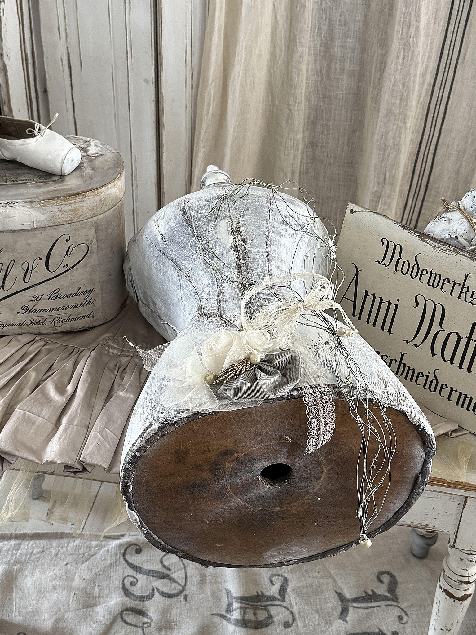 Reserviert! Antiker Schneider-Torso „Zarte Taille“ im romantischen Vintage-Look***