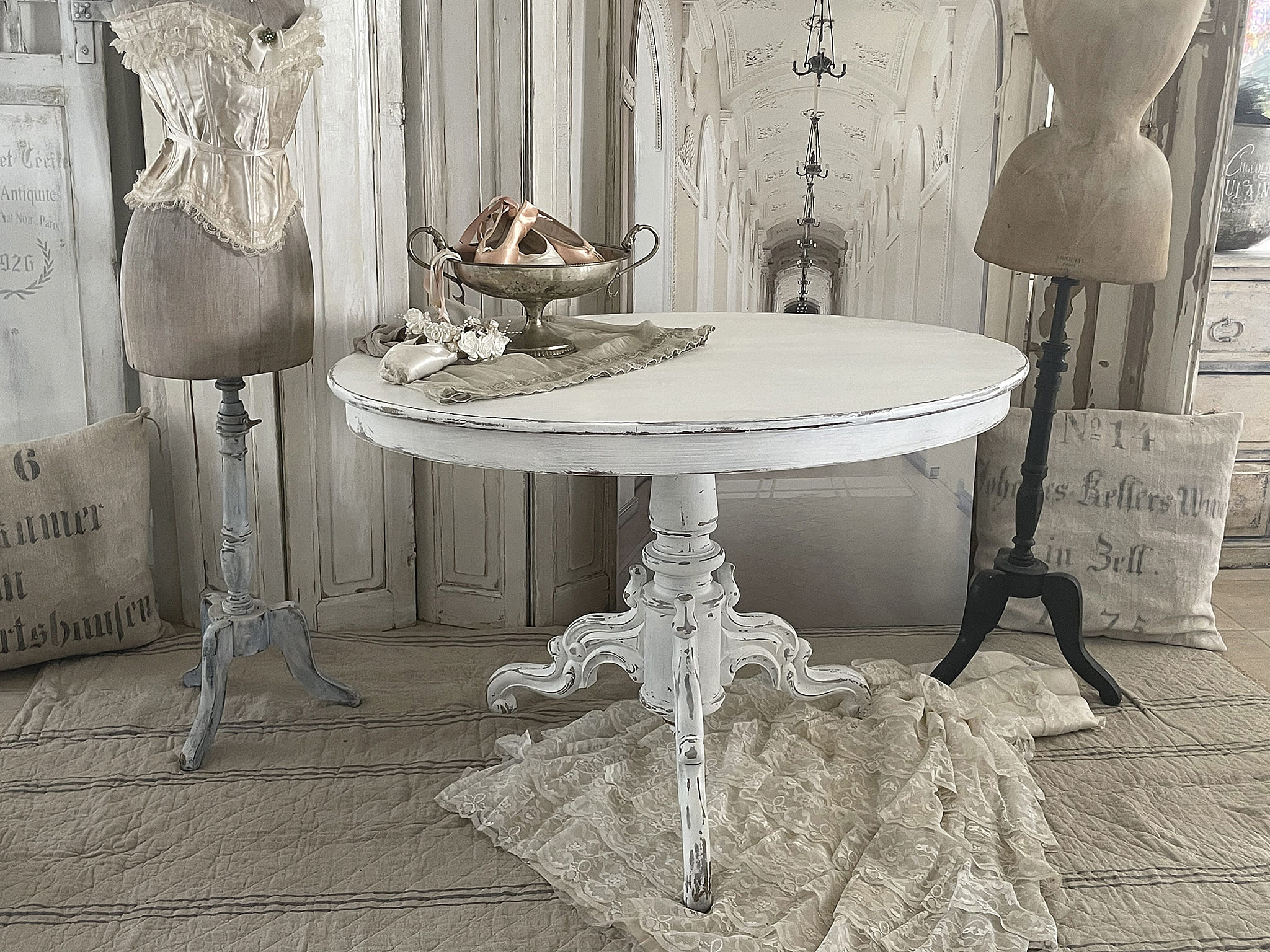 Antiker ovaler Tisch im Shabbykleid***