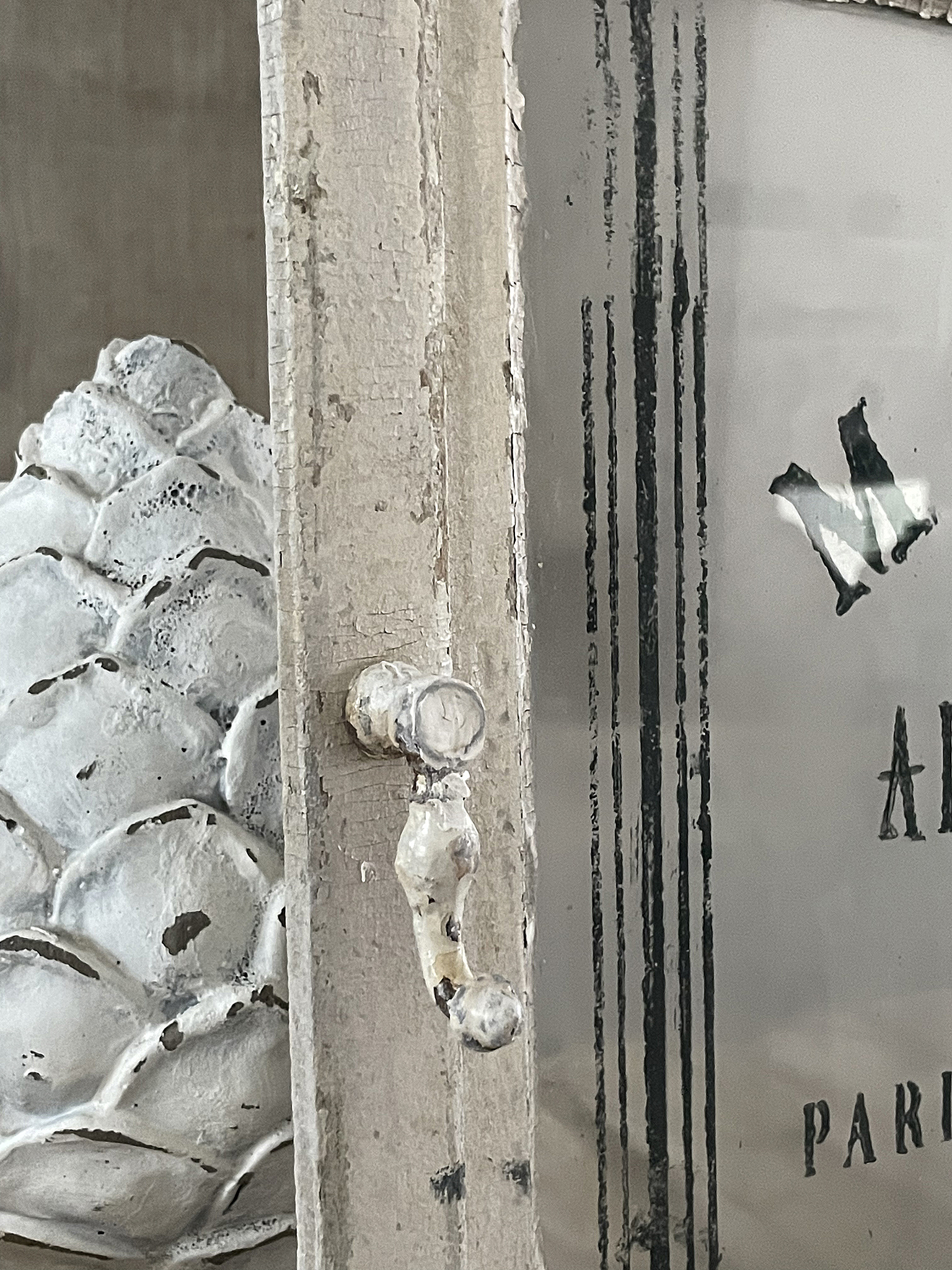 Detailaufnahme einer eleganten Glasvitrine mit glänzendem Finish und dekorativem Aufsatz