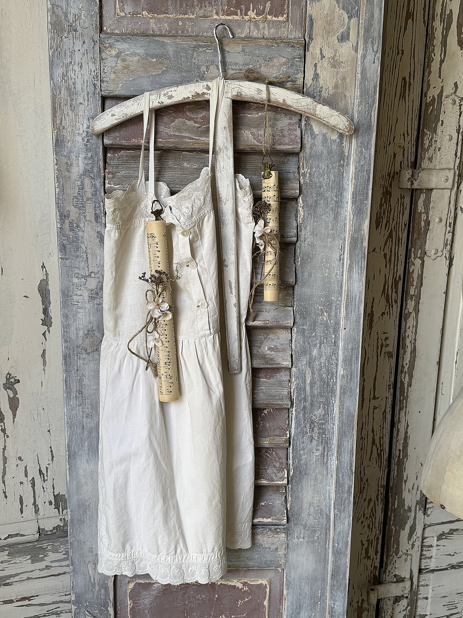 Holzbügel aus Frankreich mit Kinder-Leinenkleid und Notenblättern***