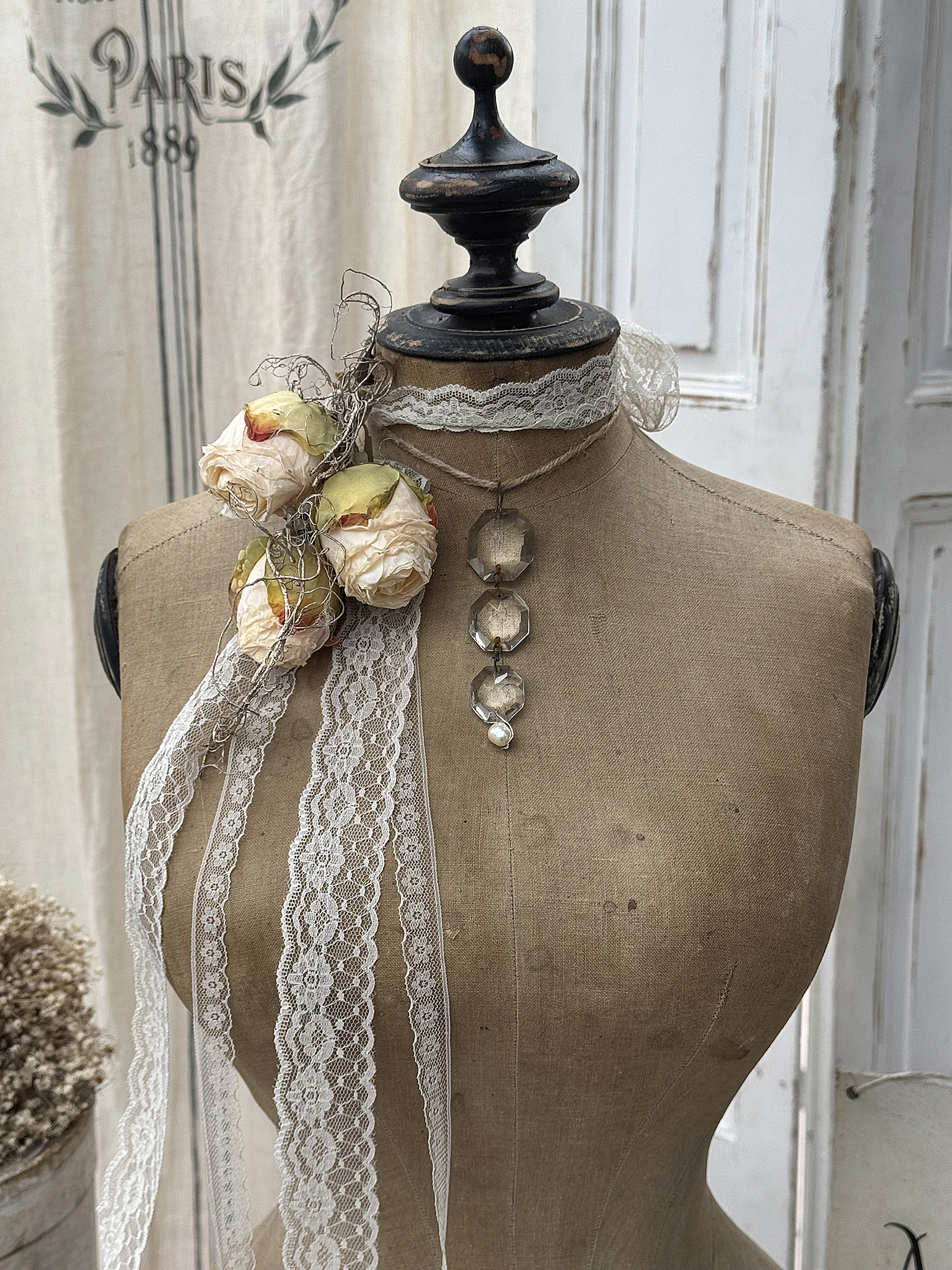 Elegante Schneiderpuppe mit Blumen und Spitzenkragen Schneiderpuppe dekoriert mit getrockneten Blumen und einer filigranen Spitzenborte