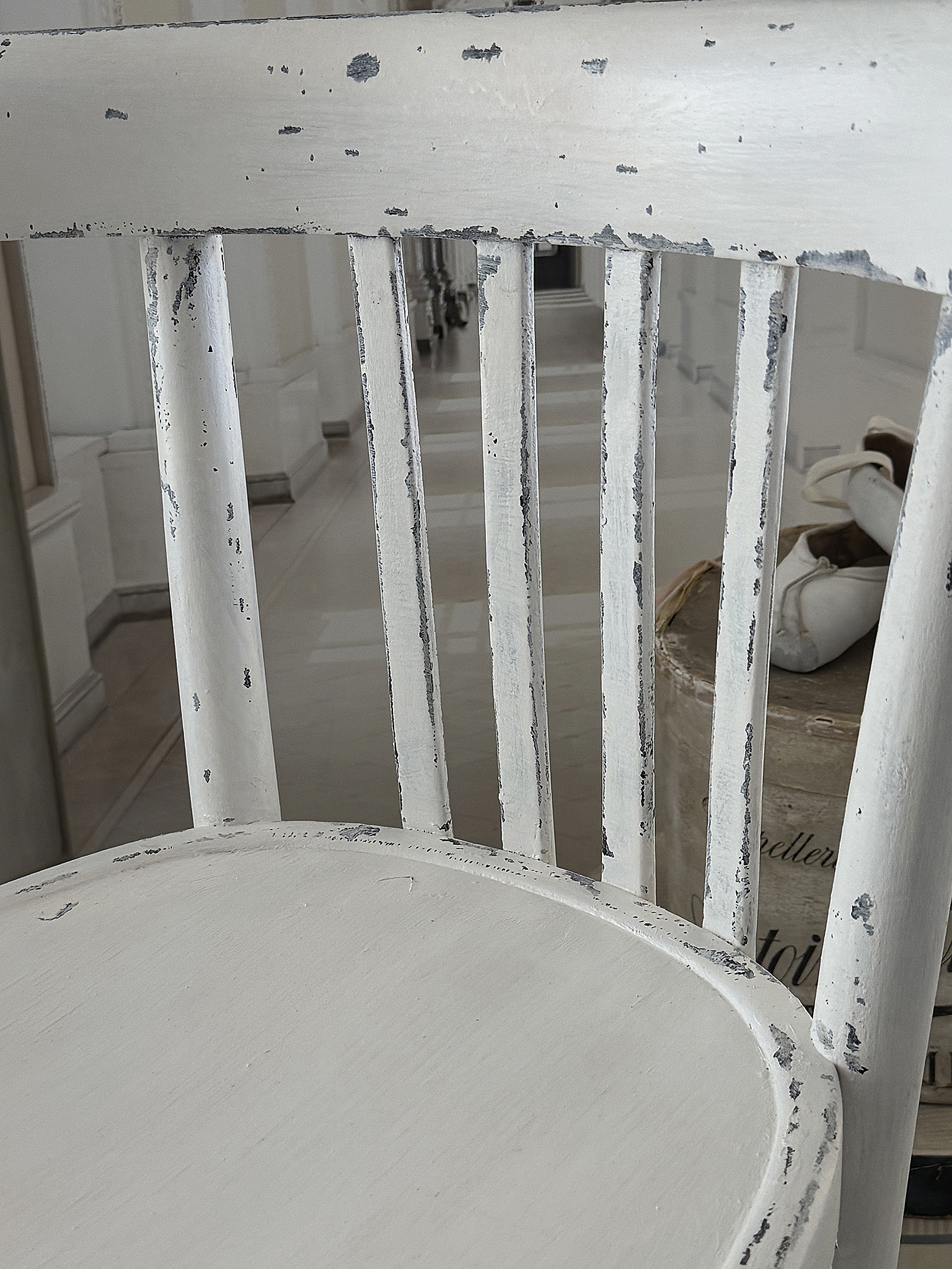 Antiker Bugholzstuhl – Matt-Weiß – Shabby  – Vintage Stuhl mit Patina***