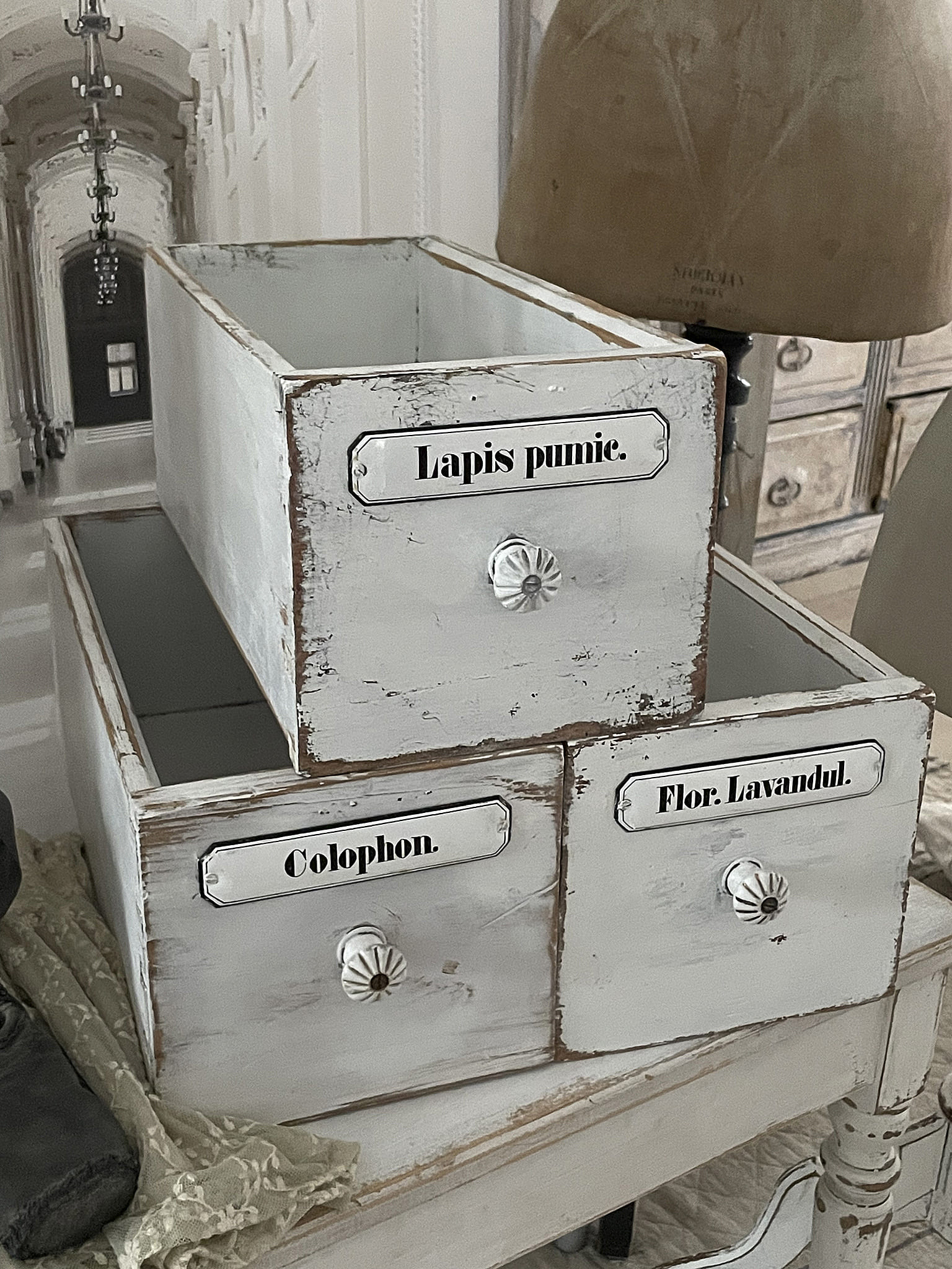 Drei shabby-chic Aufbewahrungsschubladen beschriftet mit Lapis punie, Colophon und Flor Lavandul.