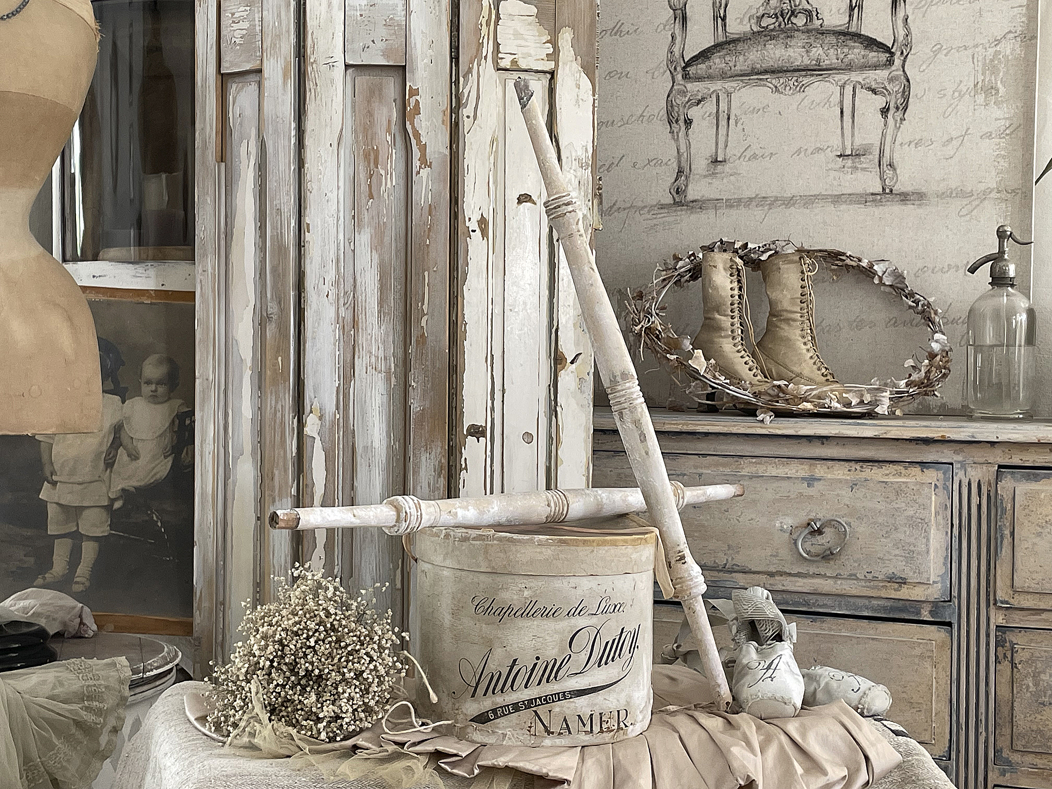 Kreatives Dekor im Vintage-Stil mit alten Skischuhen und französischem Holzbehälter Vintage-Dekoration mit Holzskulpturen, alten Skischuhen und einer nostalgischen Atmosphäre