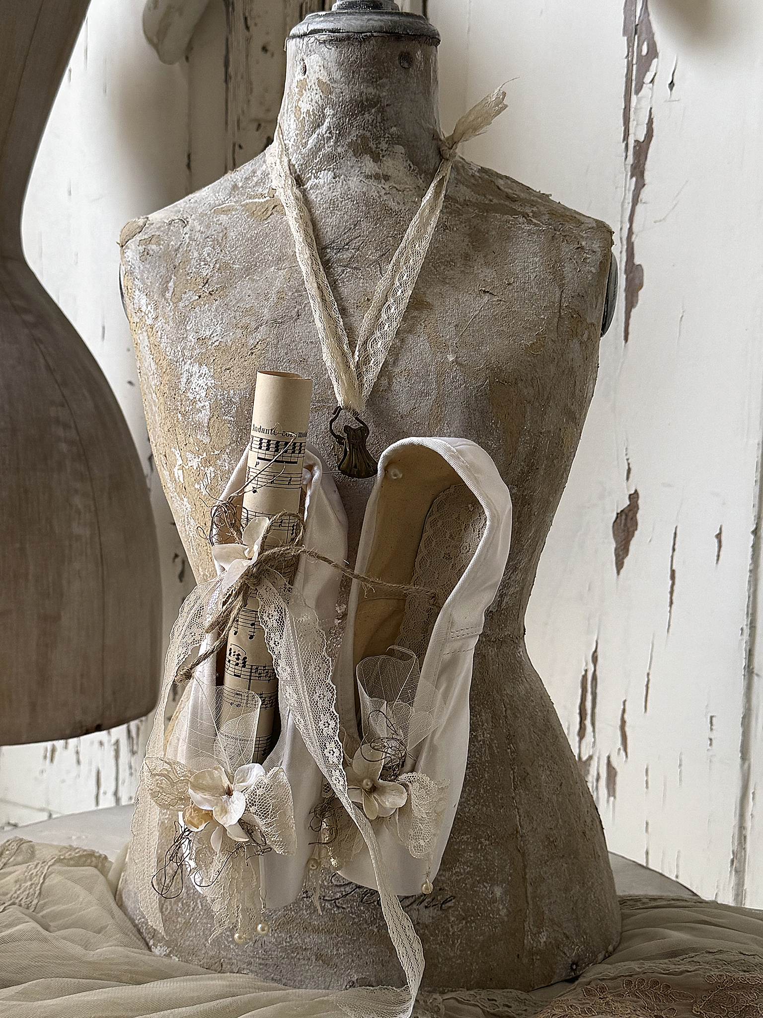 Weiße Spitzen-Ballettschuhe mit Notenblatt***