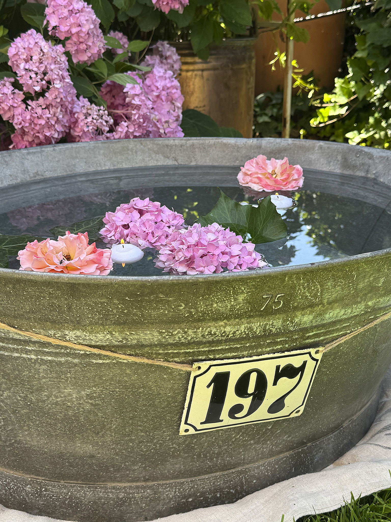 Alte Zinkwanne 75 Liter mit Emailleschild