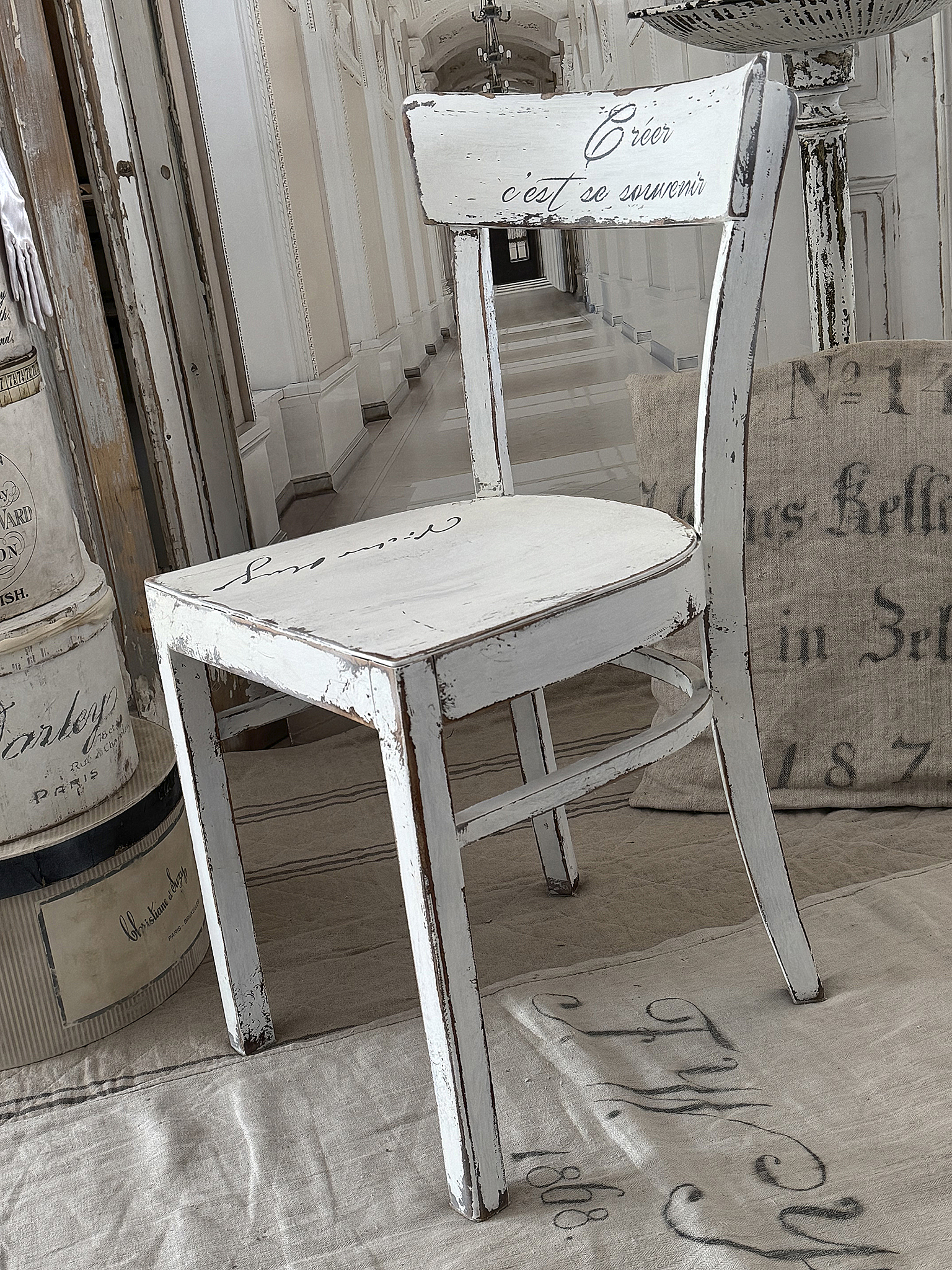 Bauhaus-Stuhl im weißen Kleid***