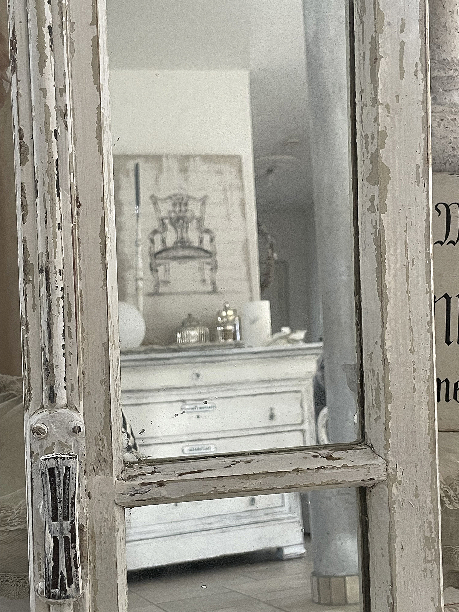 Antiker Spiegel mit nostalgischem Flair und stilvollem Interieur Reflexion eines antiken Spiegels in einem geschmackvoll eingerichteten Raum