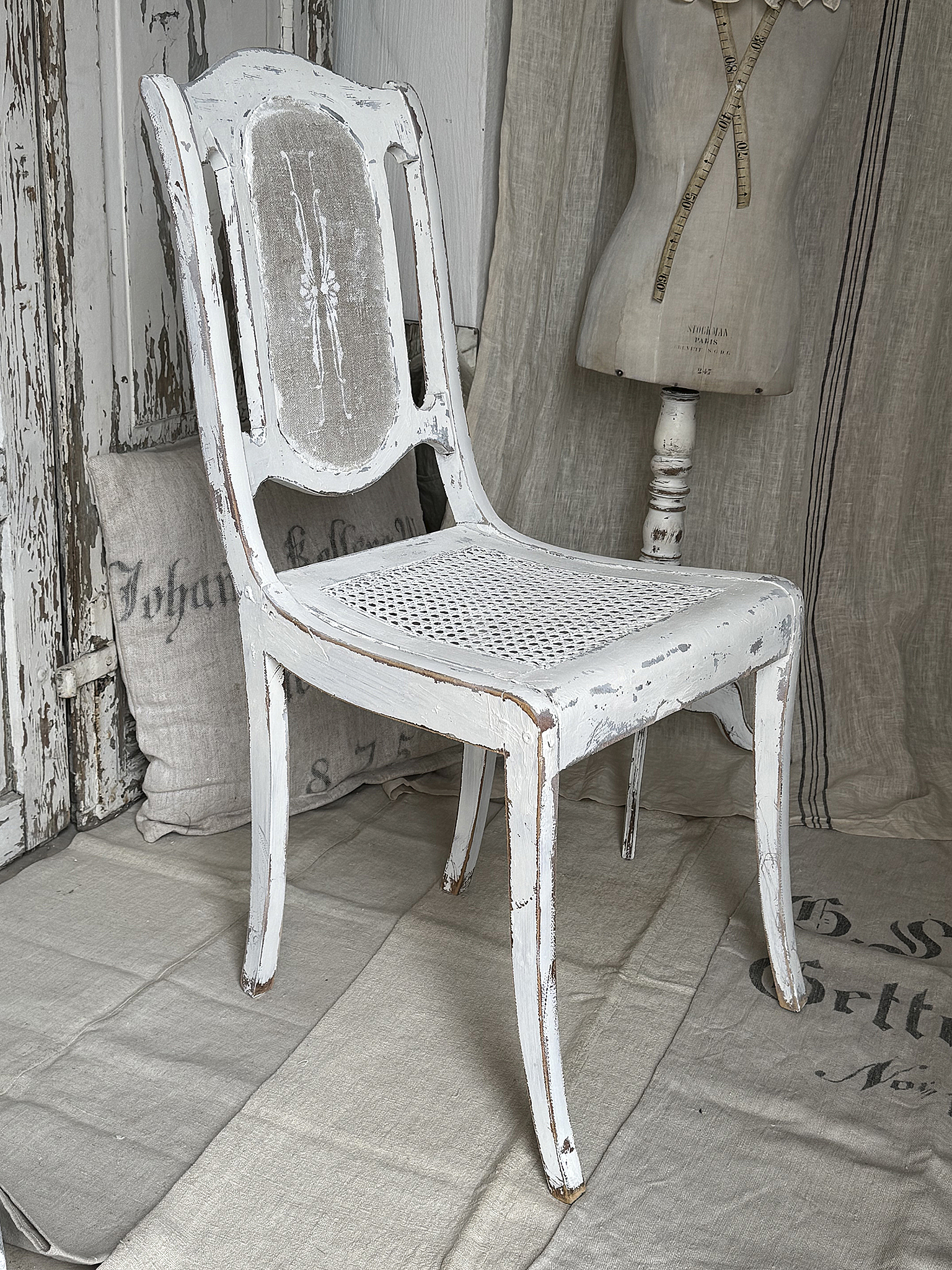 Antiker Shabby Chic Stuhl mit Wiener Geflecht & altem Leinen – handveredeltes Einzelstück im Jugendstil***