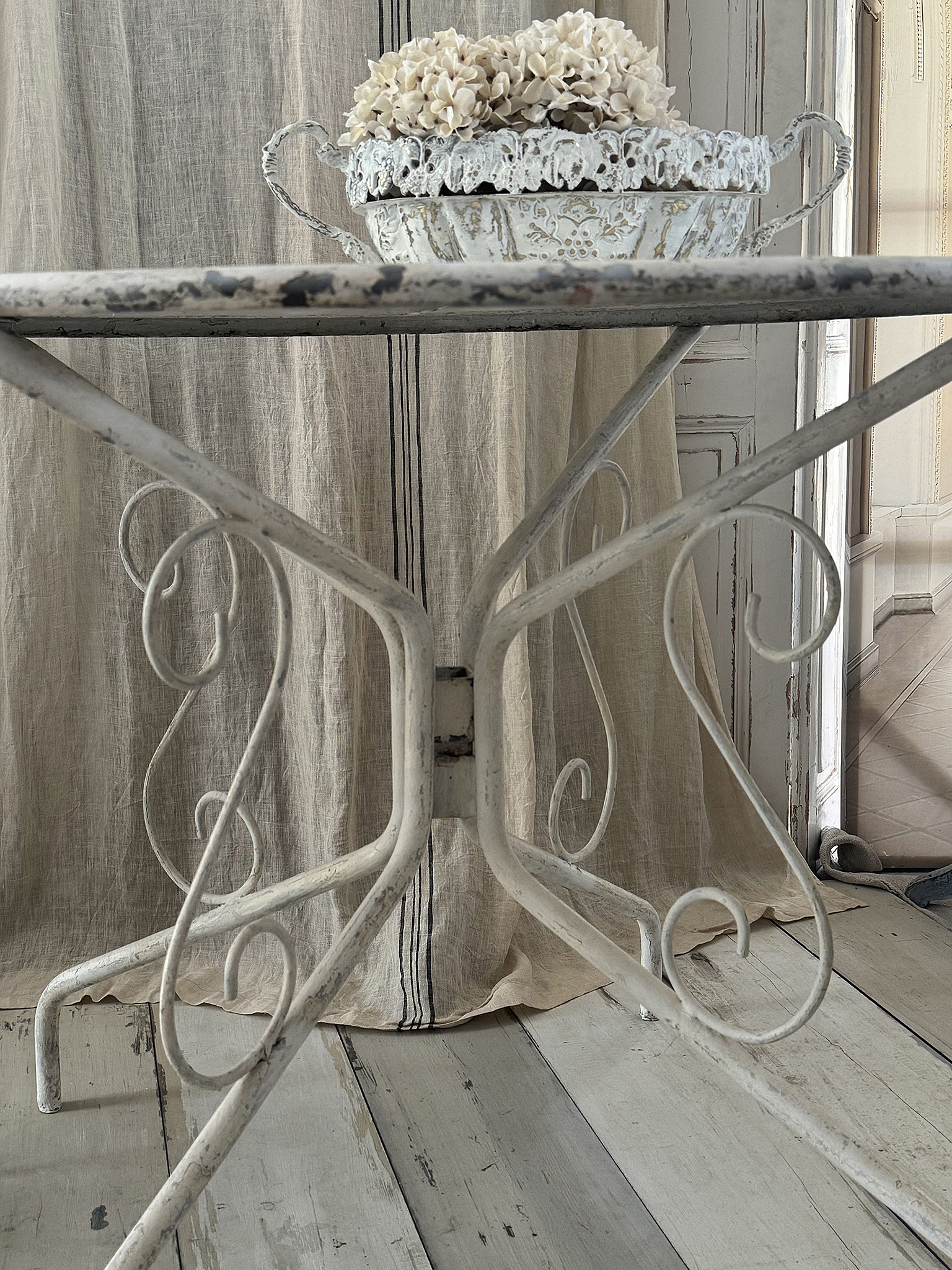 Französischer Gartentisch aus Eisen – nostalgischer Charme mit authentischer Patina***