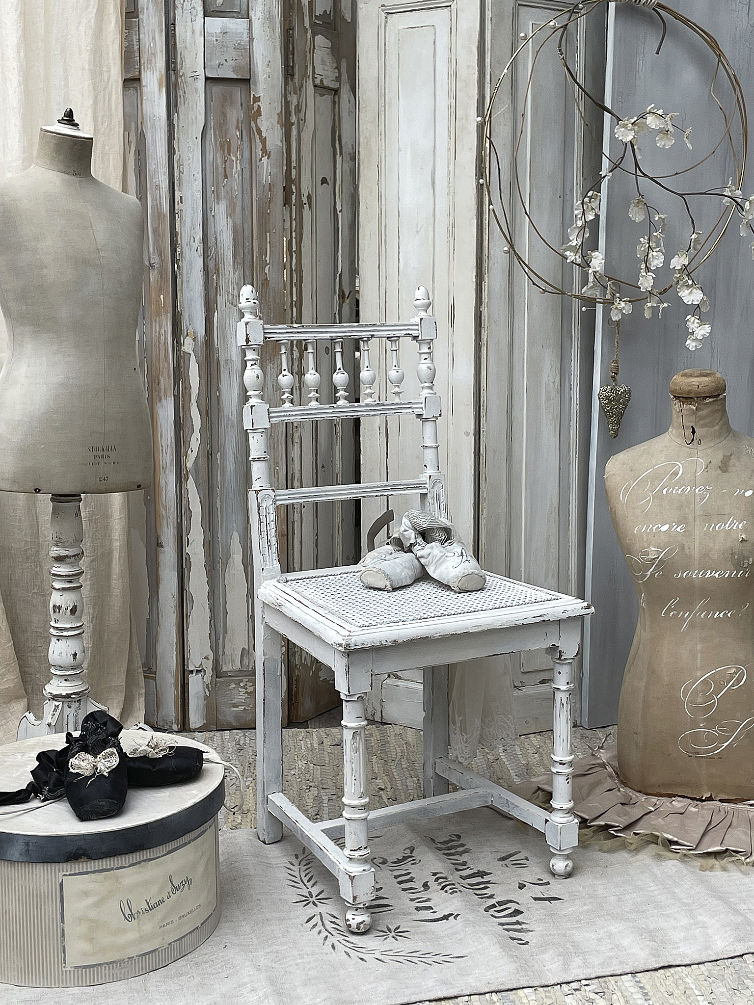 Antiker Stuhl mit Ballettschuhen und Dekoration im Vintage-Stil
