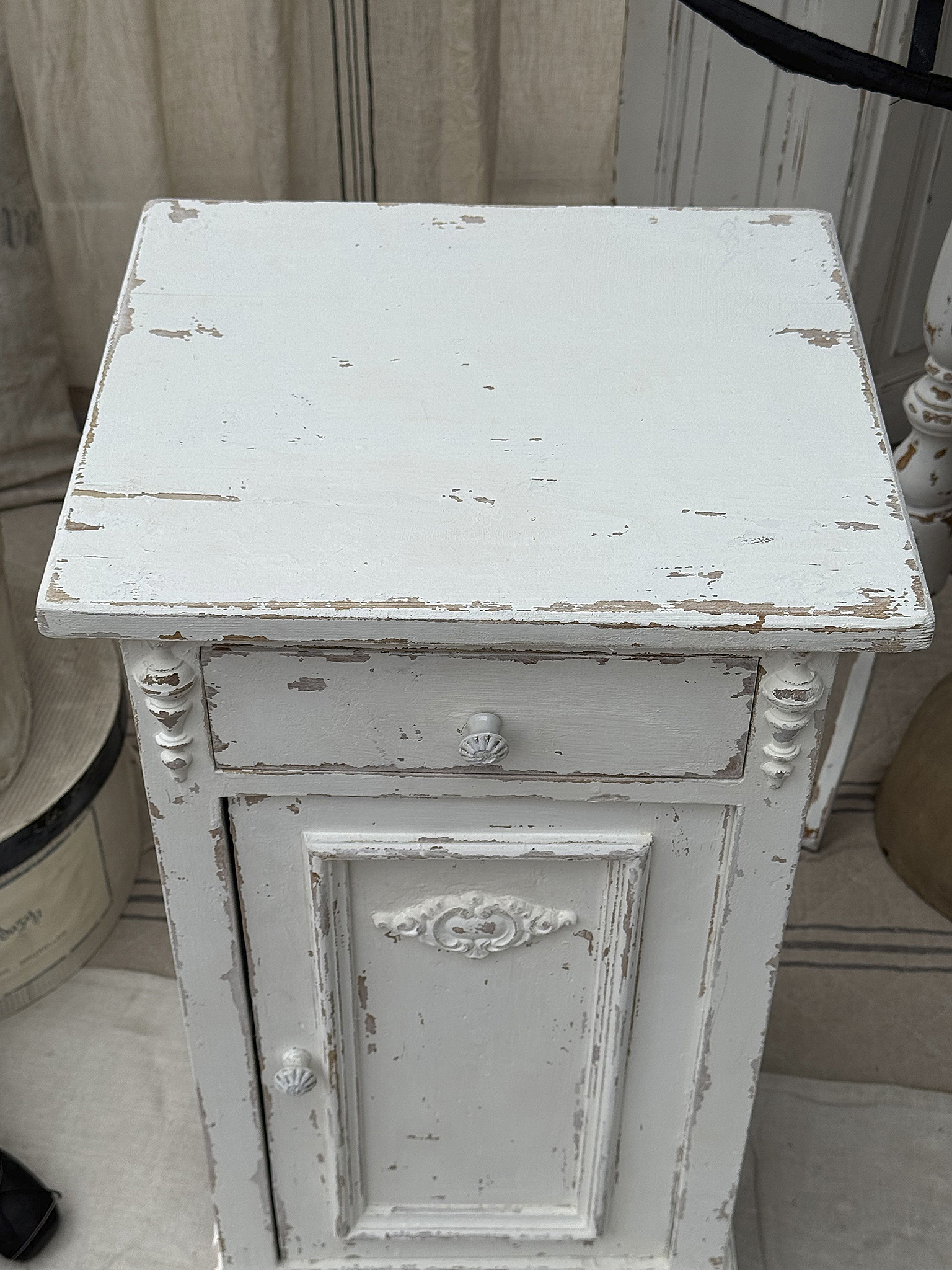 Handgefertigter Shabby Chic Nachttisch in Weiß Schöner weißer Nachttisch im Shabby Chic Stil mit einer Schublade und einer Tür.