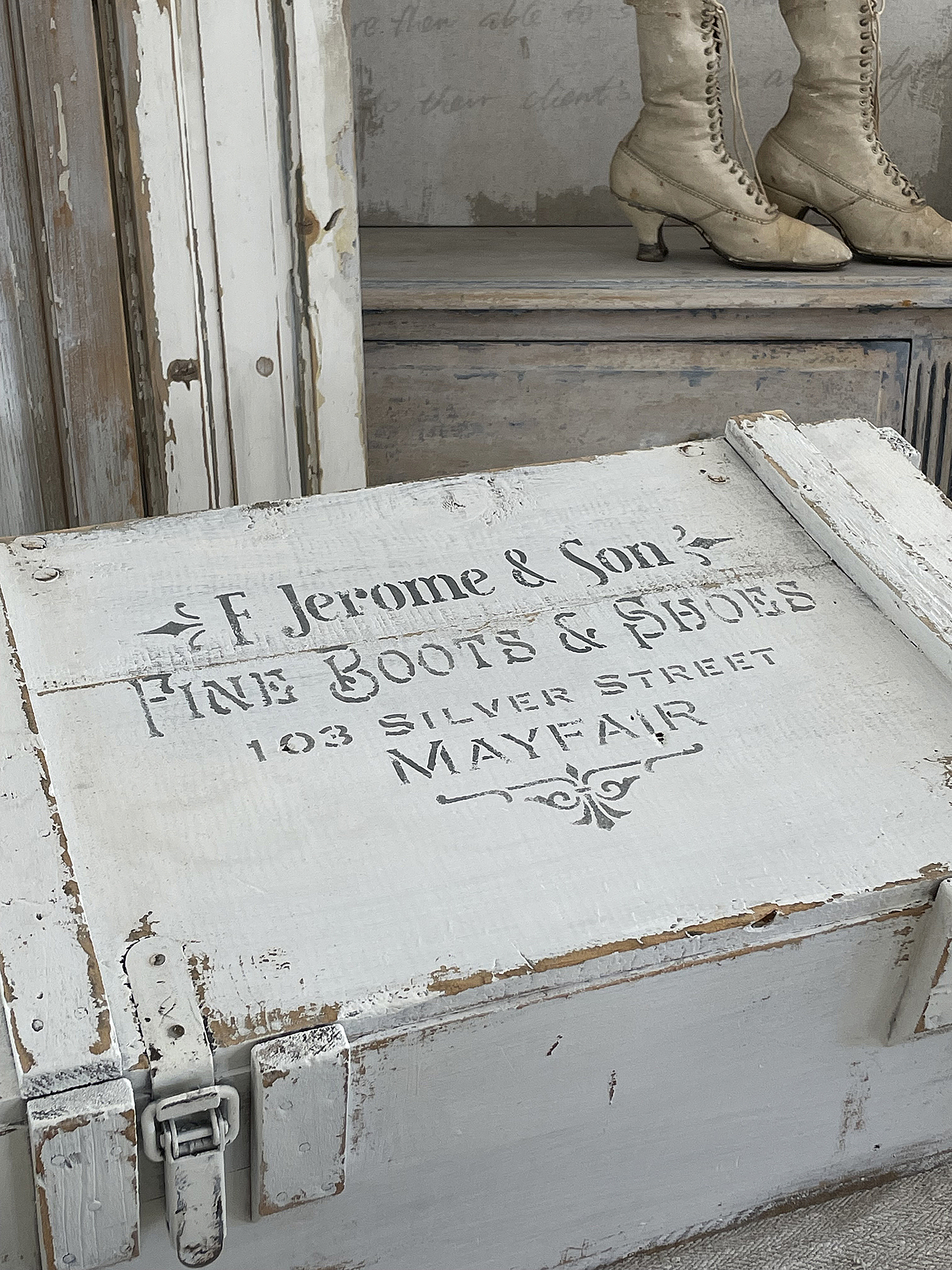 Antike Kiste von F. Jerome & Son, Fine Boots & Shoes Weiß lackierte Antik-Kiste mit dem Schriftzug F. Jerome & Son, Fine Boots & Shoes