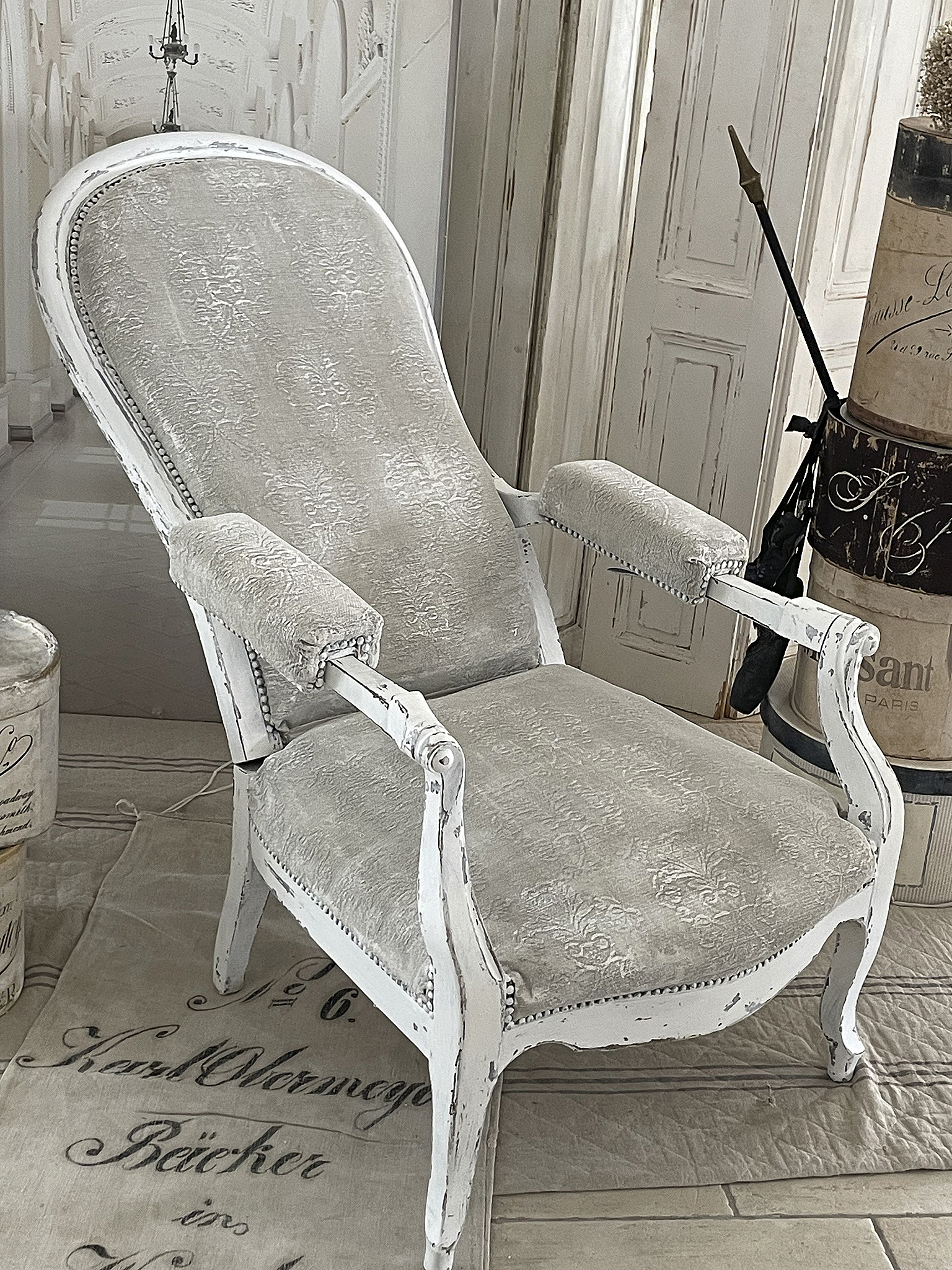 Bequemer und stilvoller vintage Sessel in hellen Farbtönen und feinem Design