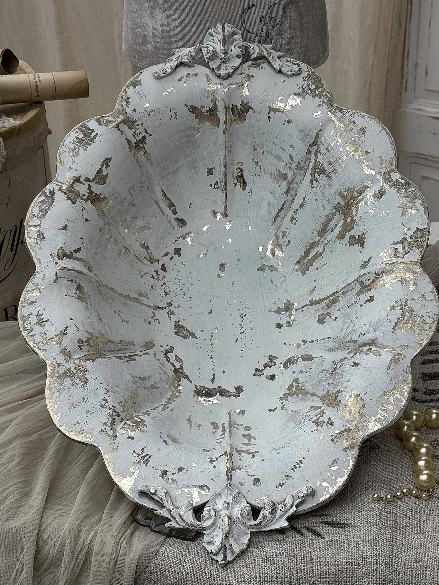 Antike Schale im Shabby-Chic Stil mit verwaschener Patina Dekorative antike Schale in Blau mit charmantem Used-Look und filigranem Design.