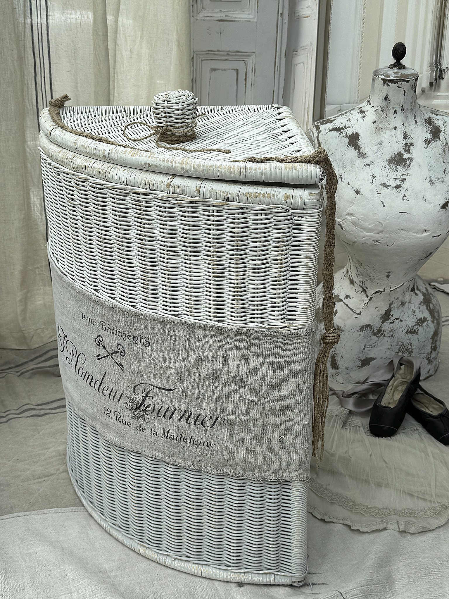  Alter Weidenkorb mit Leinenschild – Vintage Eckkorb***