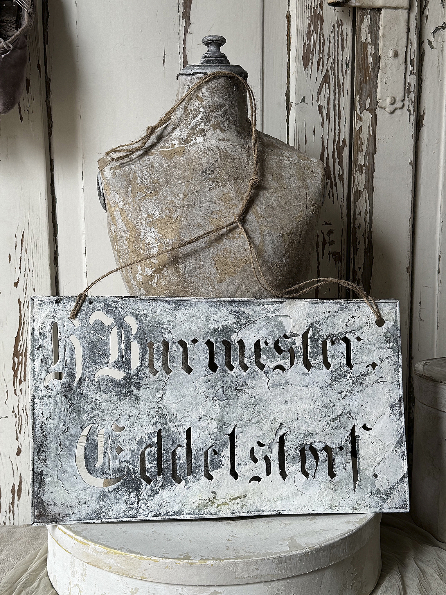 Antike Eisen-Schablone mit Patina & altdeutscher Schrift***