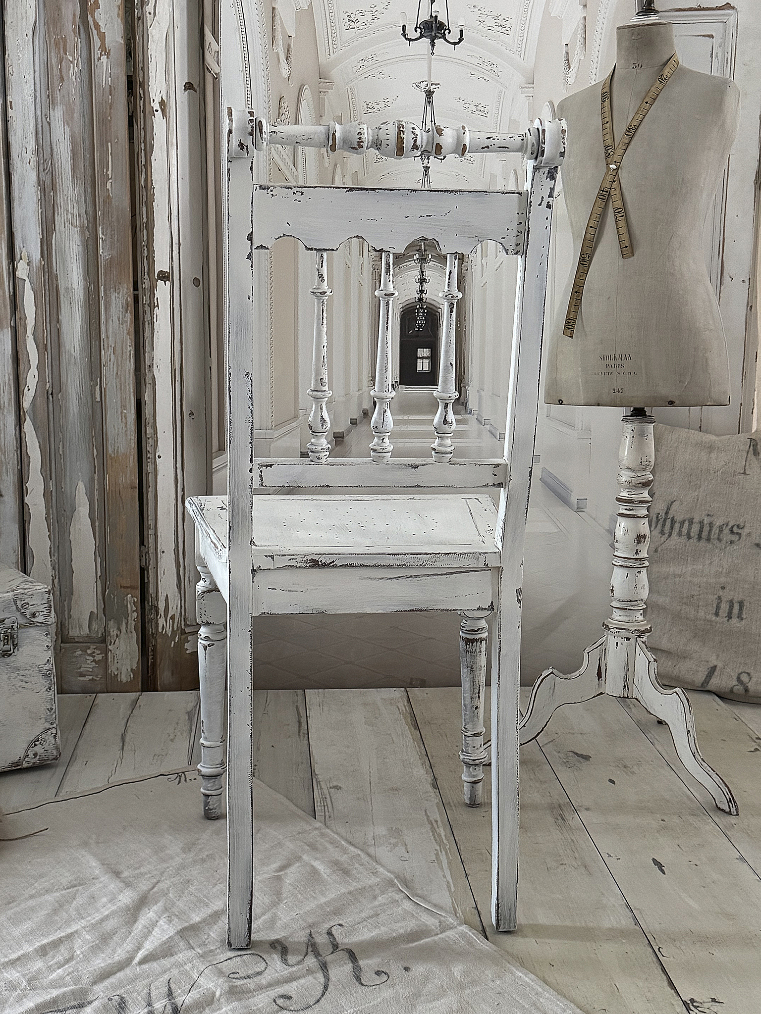 Antiker Gründerzeitstuhl im mattweißen Shabby-Kleid – charmant und zeitlos*** Antiker Gründerzeitstuhl im mattweißen Shabby-Kleid – charmant und zeitlos***
