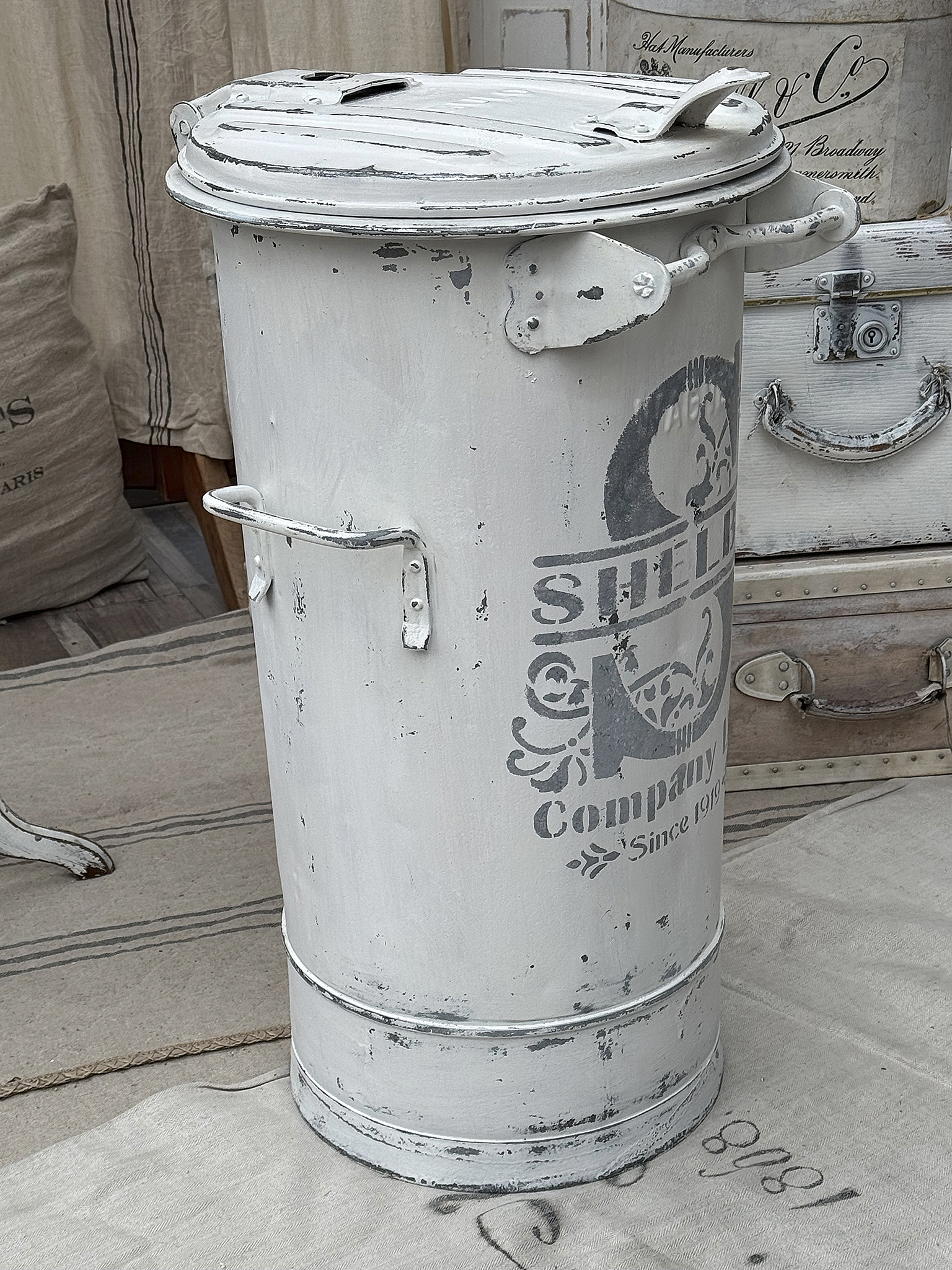 Vintage Metallabfalleimer mit nostalgischem Design Hochwertiger weißer Metallabfalleimer im Vintage-Stil, dekoriert mit nostalgischem Schriftzug.