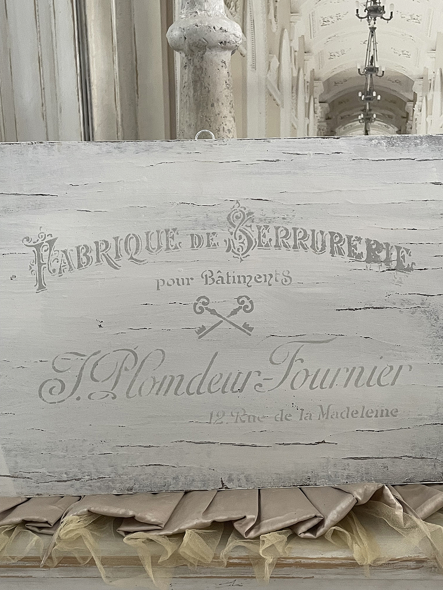 Altes Schild mit Aufschrift zur Schlosserei für Gebäude, J. Plomdeur-Fournier, 12 Rue de la Madeleine