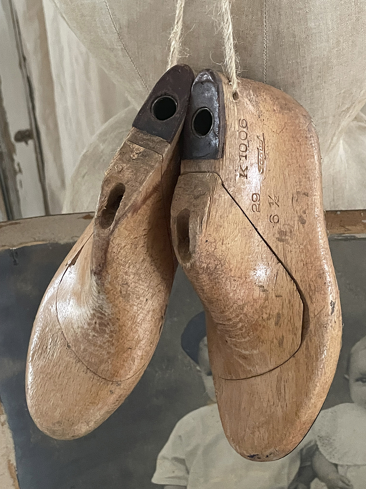 Antike Kinder-Schuhleisten mit Eisen-Medallion***