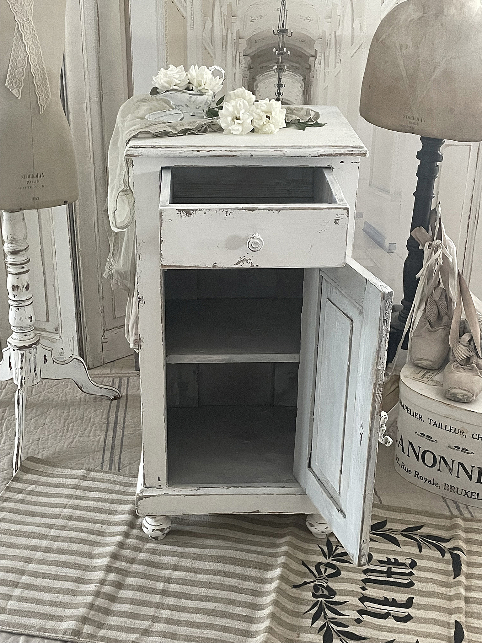 Antiker Beistellschrank im alten Originallack*** Antiker Beistellschrank im alten Originallack***