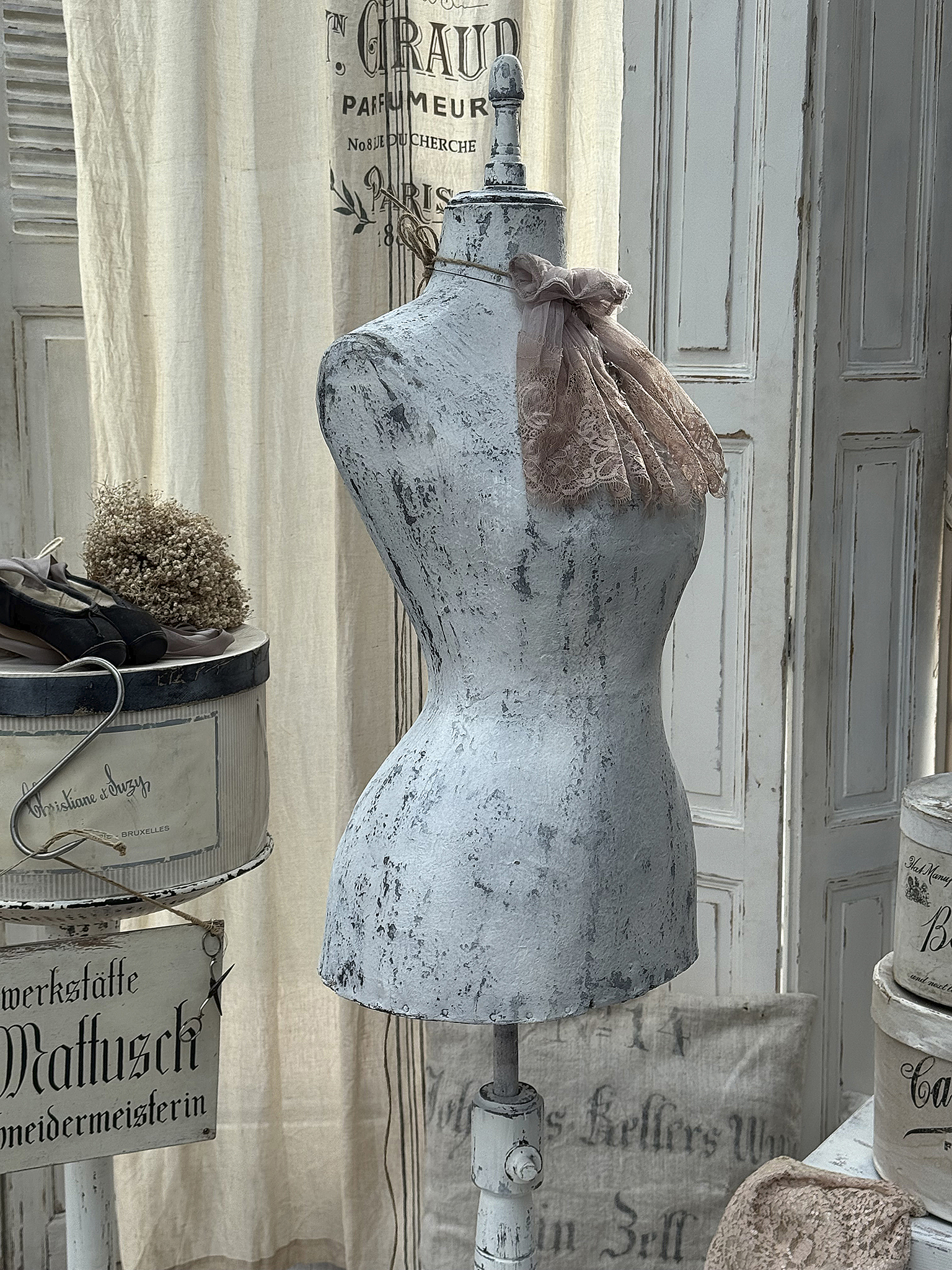 Schneiderpuppe in vintage Stil mit Spitze und dekorativen Elementen