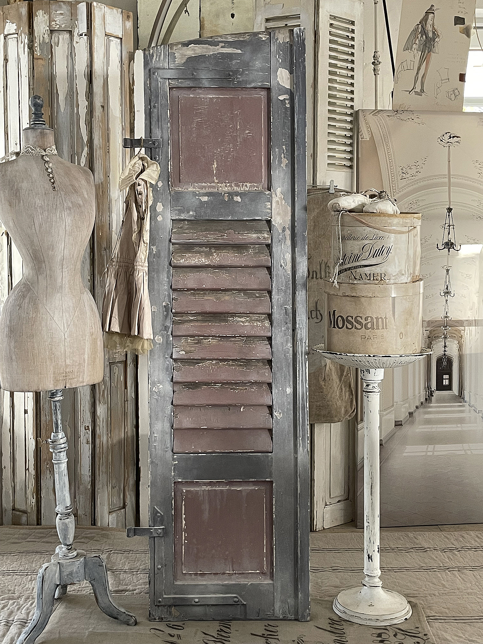 Shabby-Chic Dekoration mit einer alten Tür, Schneiderpuppen und einem vintage Stil