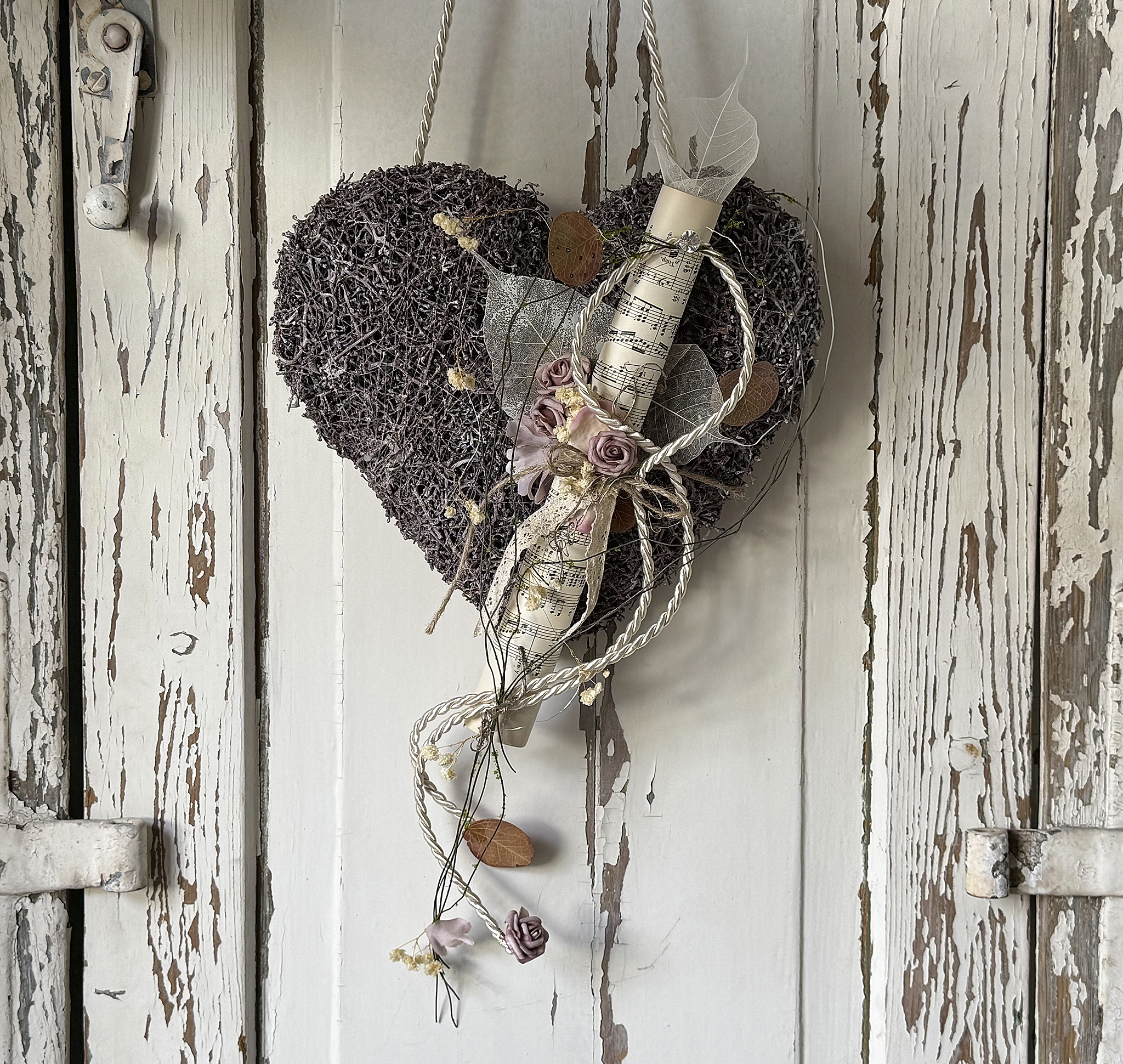 Beerenfarbenes Rebenherz mit Vintage-Notenblatt – romantische Landhausdeko im Shabby-Chic-Stil 1***