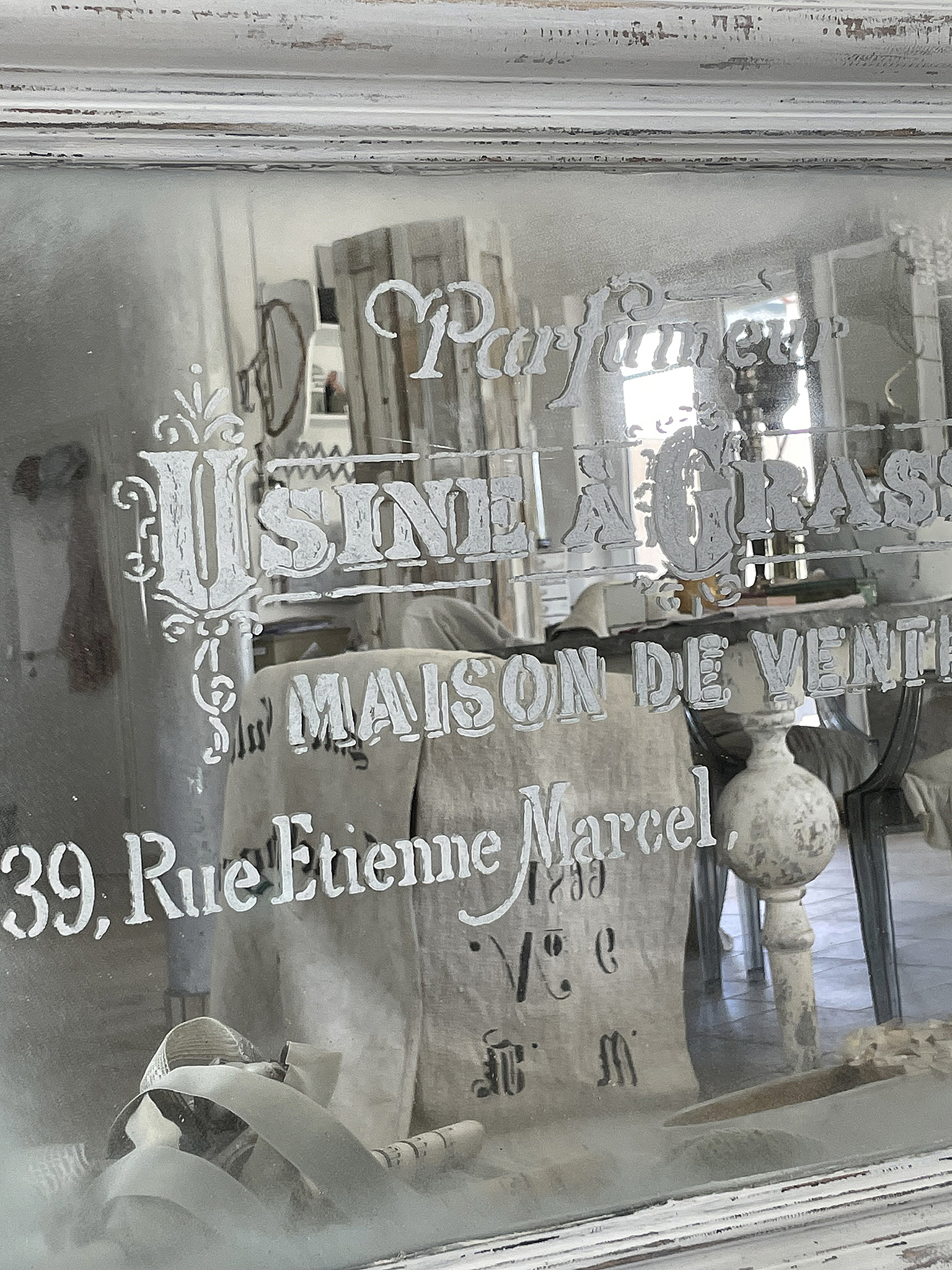 Spiegel mit Schriftzug der Parfümerie Usine à Grasse, Maison de Vente, Adresse 39 Rue Etienne Marcel