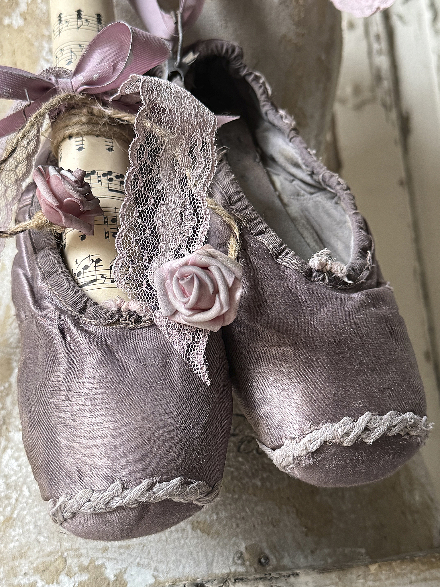 Antike Ballettspitzenschuhe in Malve-Stille Zeugen der Bühne***