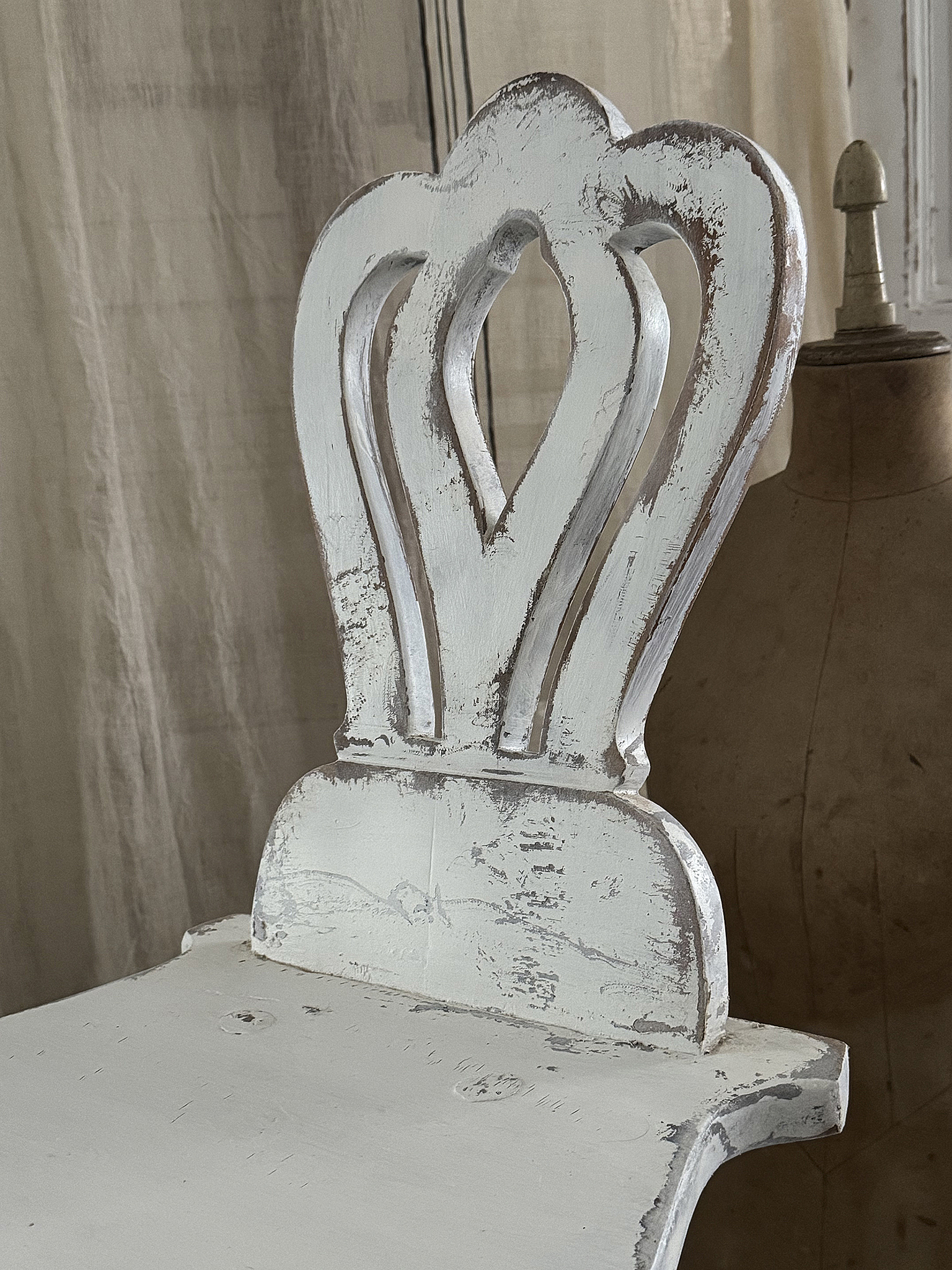 Alter, ausgefallener Bauernstuhl im Shabby-Chic***