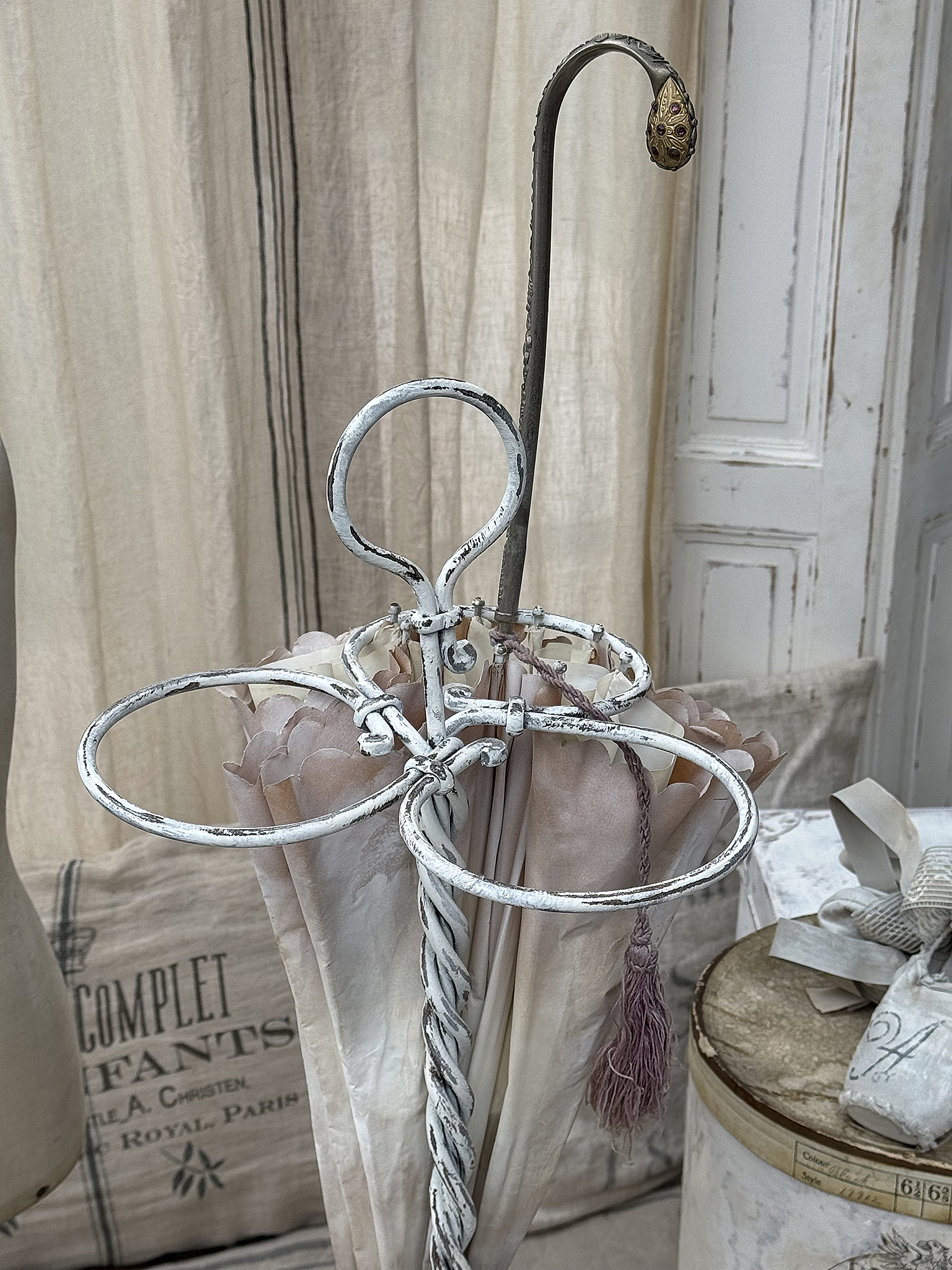 Eleganter Regenschirmständer aus Metall mit vintage Design Vintage Regenschirmständer aus weißem Metall mit dekorativen Elementen und verziertem Griff