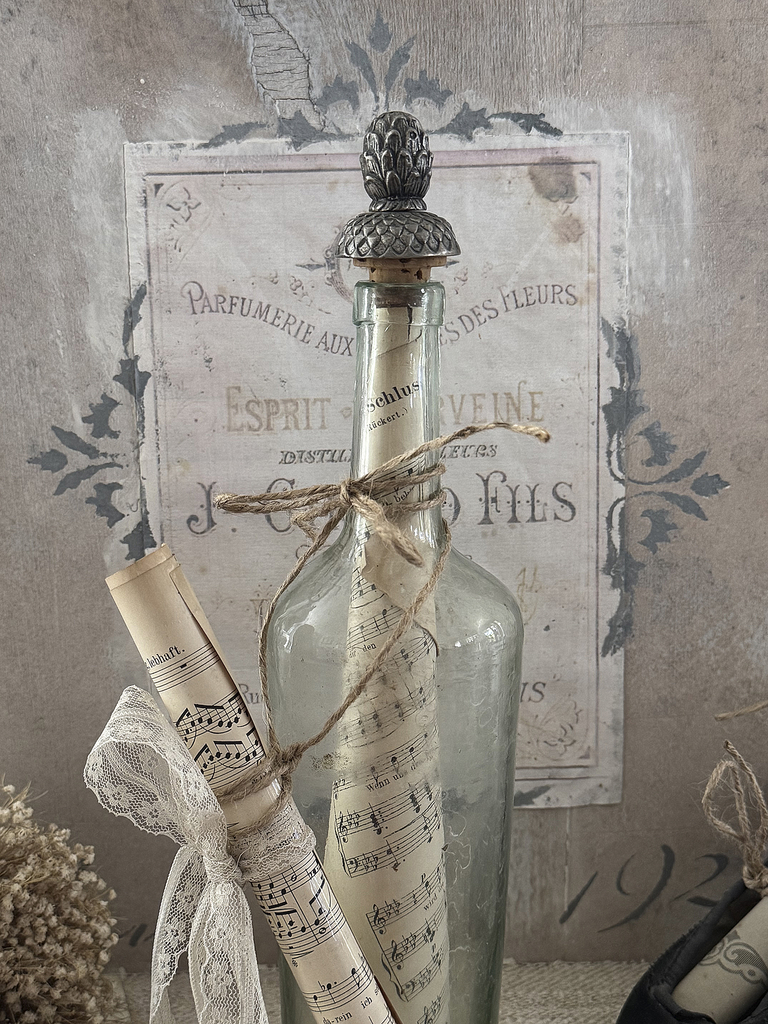 Alte Glasflasche mit Stopfen und Notenblätter*** Alte Glasflasche mit Stopfen und Notenblätter***