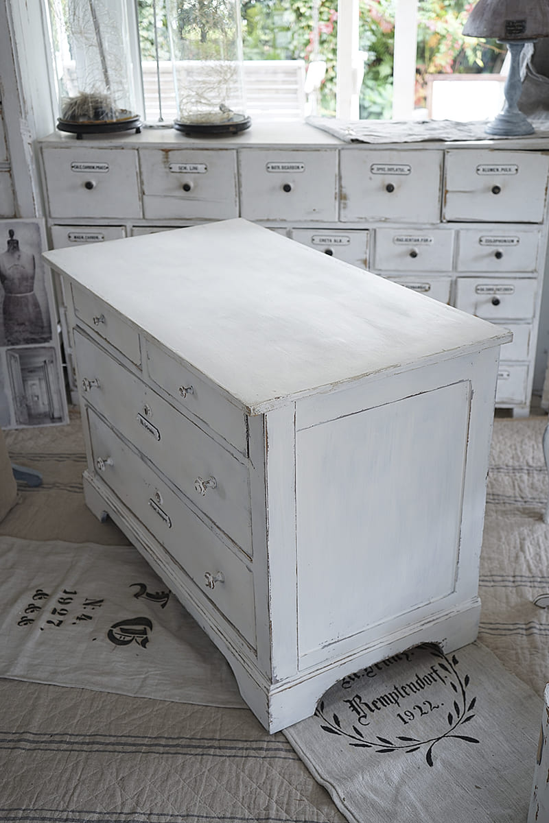 Alte Apothekerkommode im Shabby chic