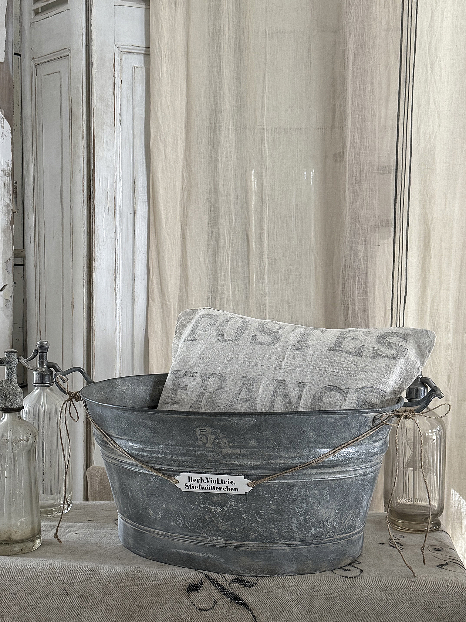Alte Zinkwanne mit Emaille-Schild Stiefmütterchen ***