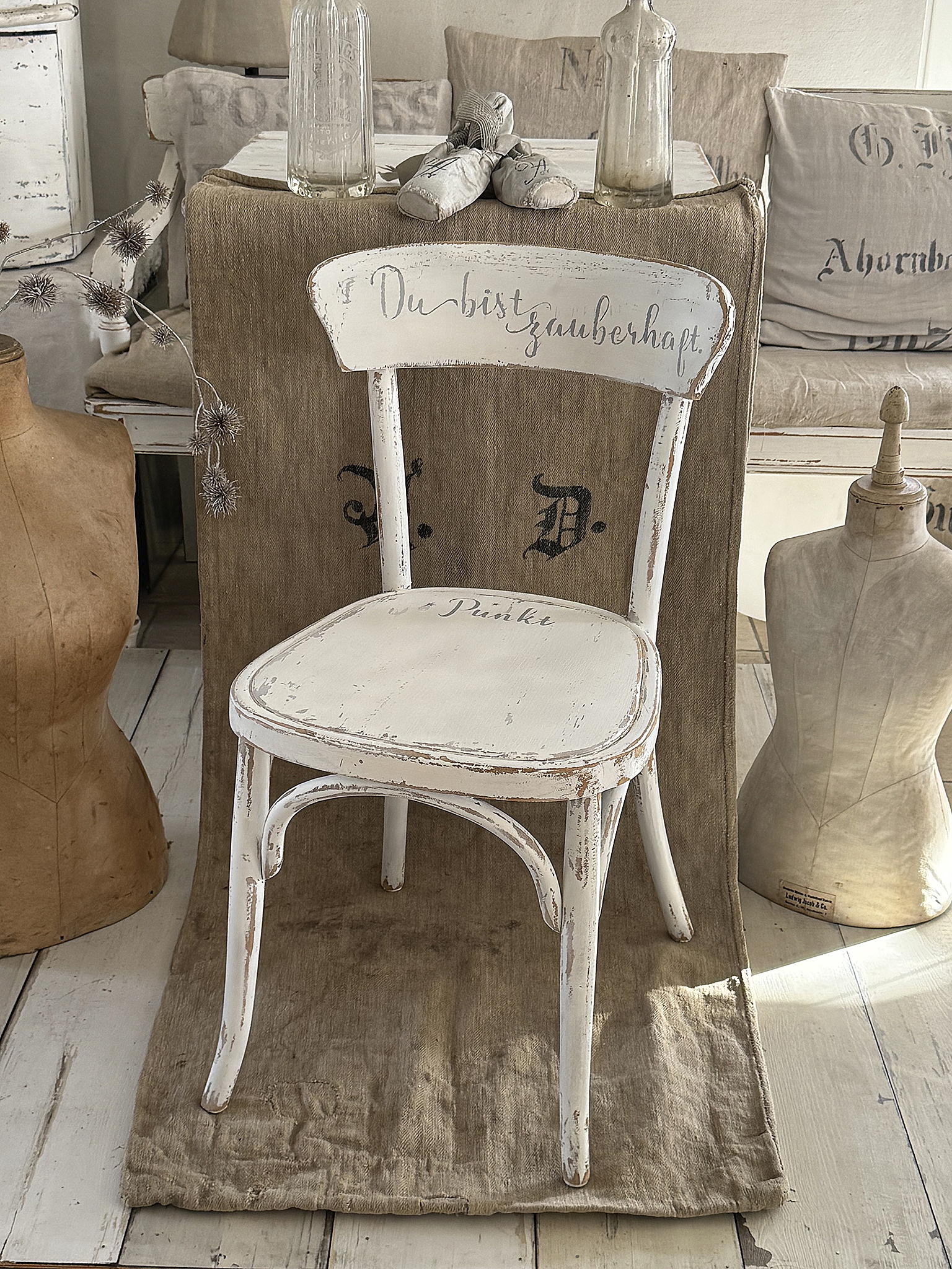 Alter Bugholzstuhl mit Shabbykleid & Herzensbotschaft***