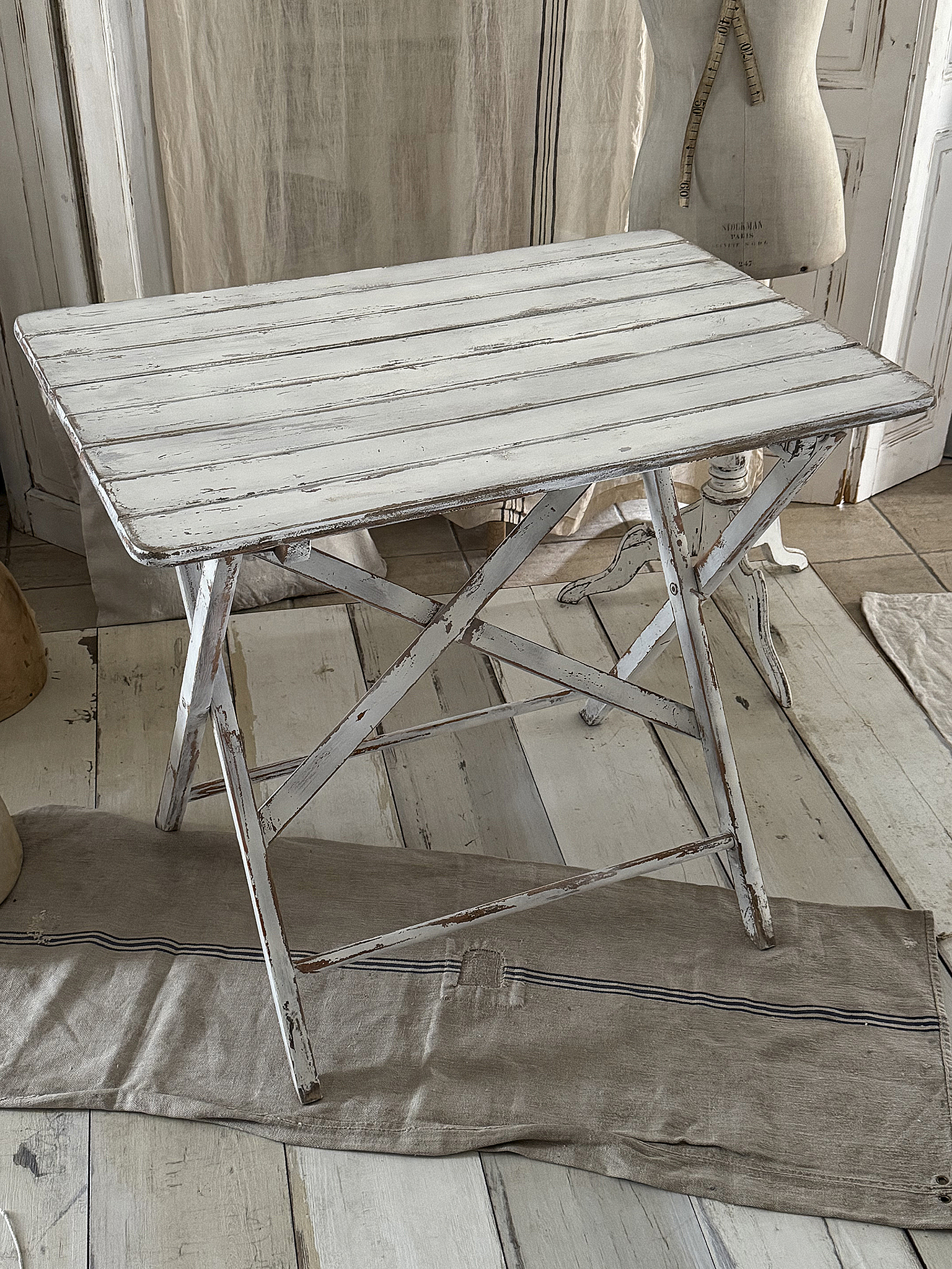 Alter Holzgartentisch im weißen Shabbykleid –Verwandlungskünstler***