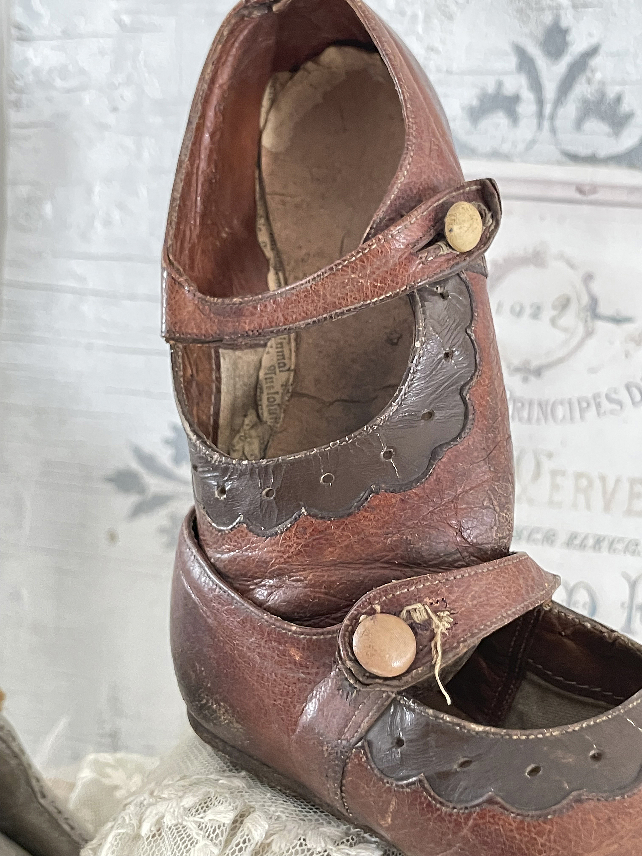 Detailaufnahme eines braunen Vintage-Lederschuhs mit Riemen und dekorativen Nähten
