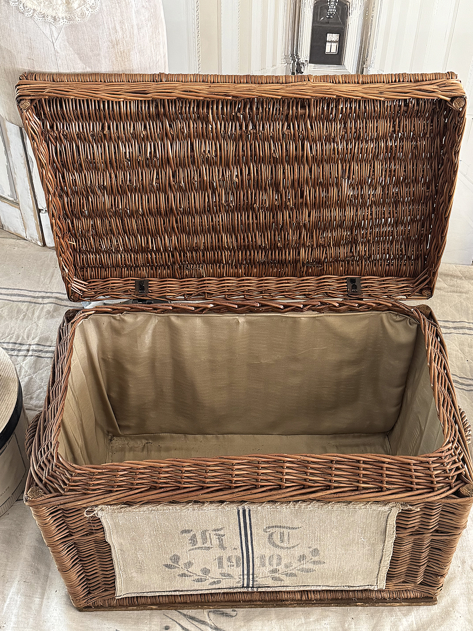 Große, alte Weidentruhe – nostalgischer Charme trifft Funktionalität***