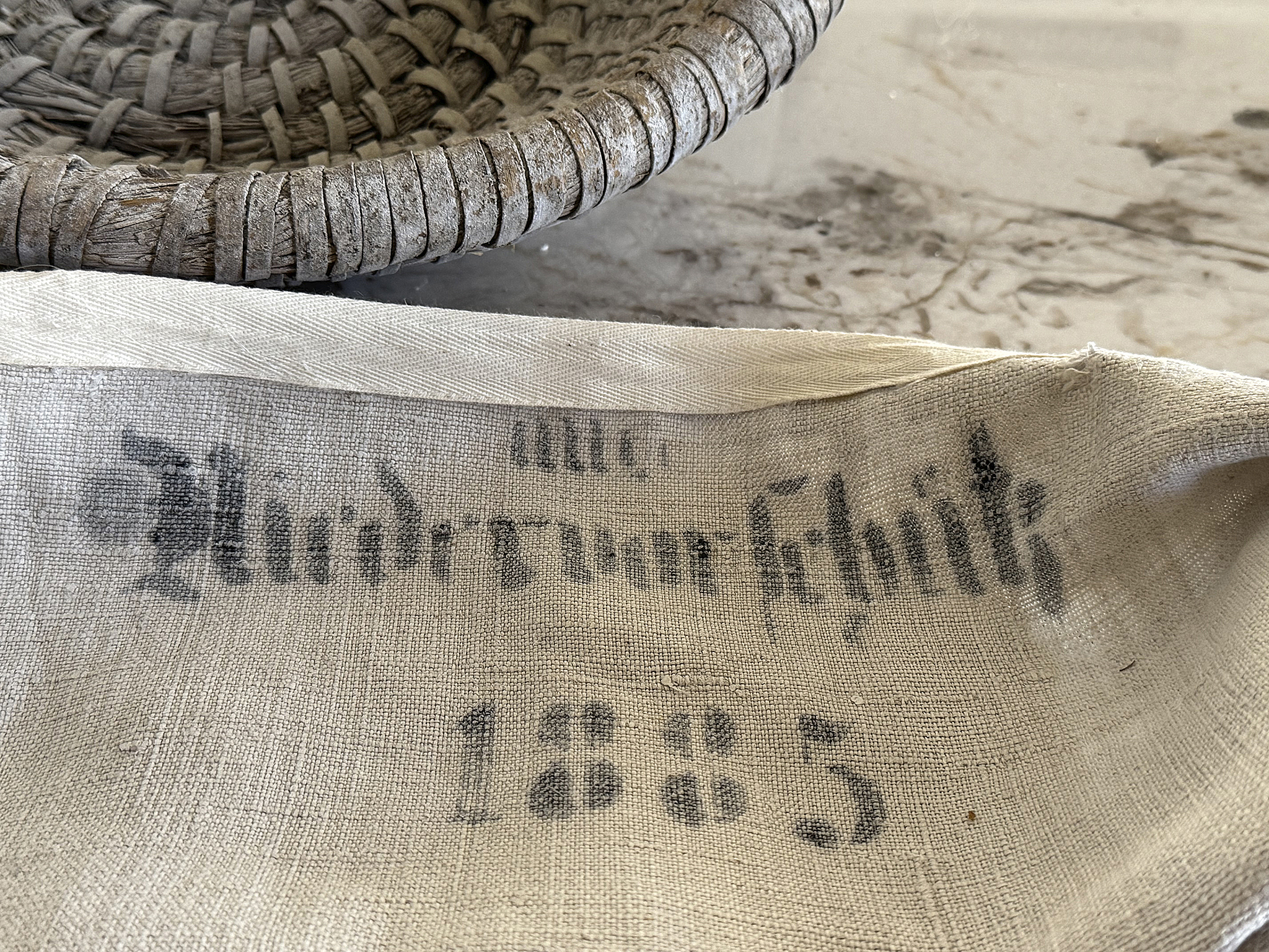 Runder Vintage-Gärkorb mit antikem Leinen & Shabby-Brotmesser – natürlicher Charme mit Geschichte“***