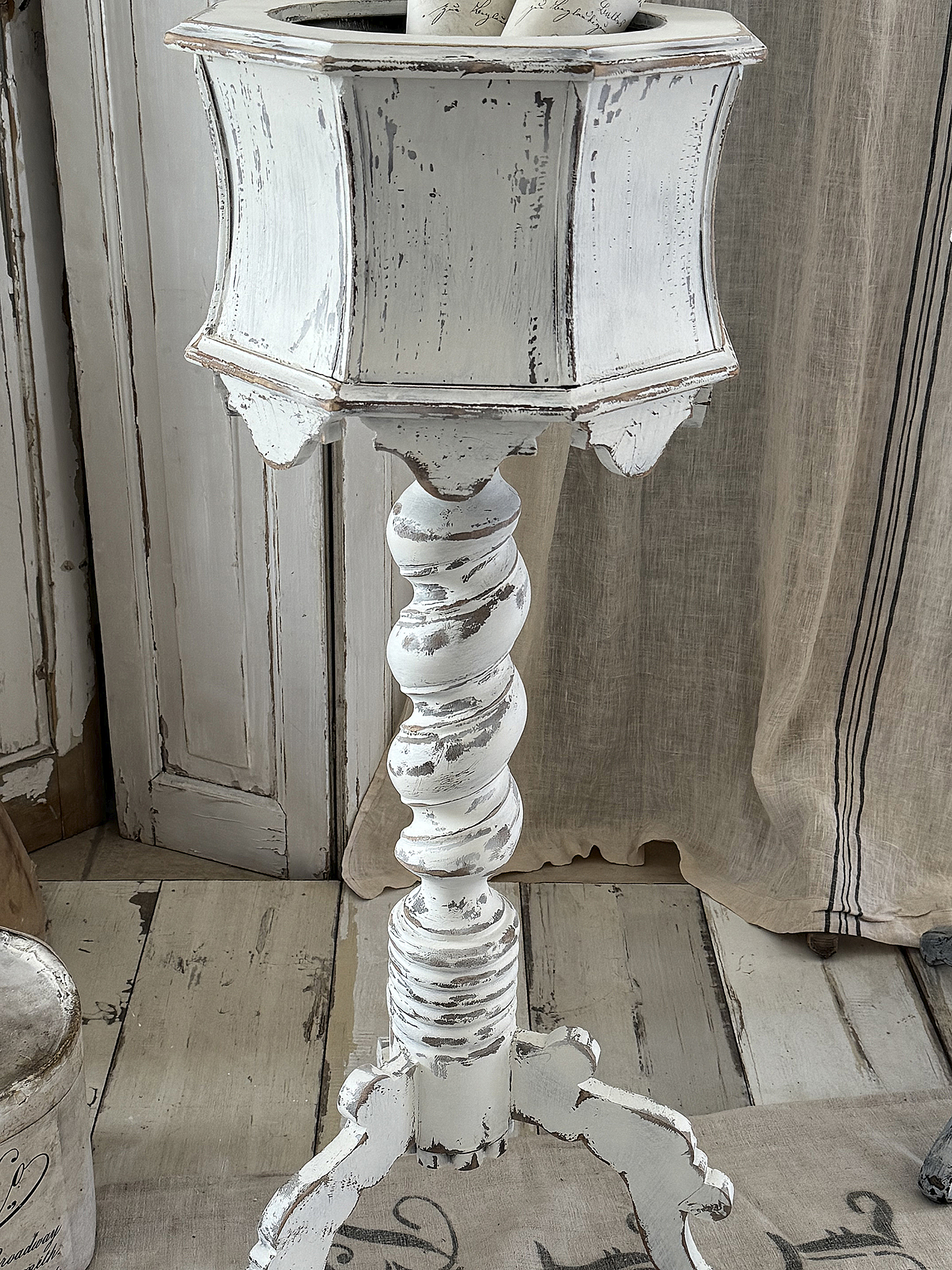 Antiker Wollkorb im zauberhaften Shabby-Chic – ein echtes Liebhaberstück***