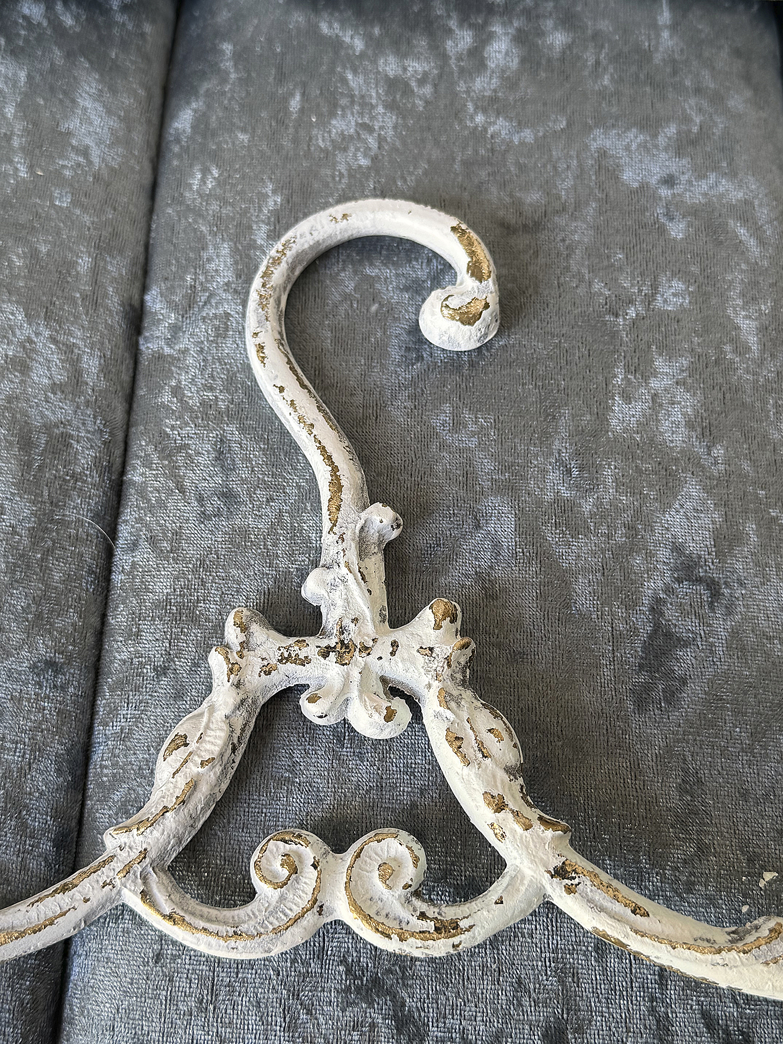 Zwei charmante Shabby-Kleiderbügel mit Geschichte***