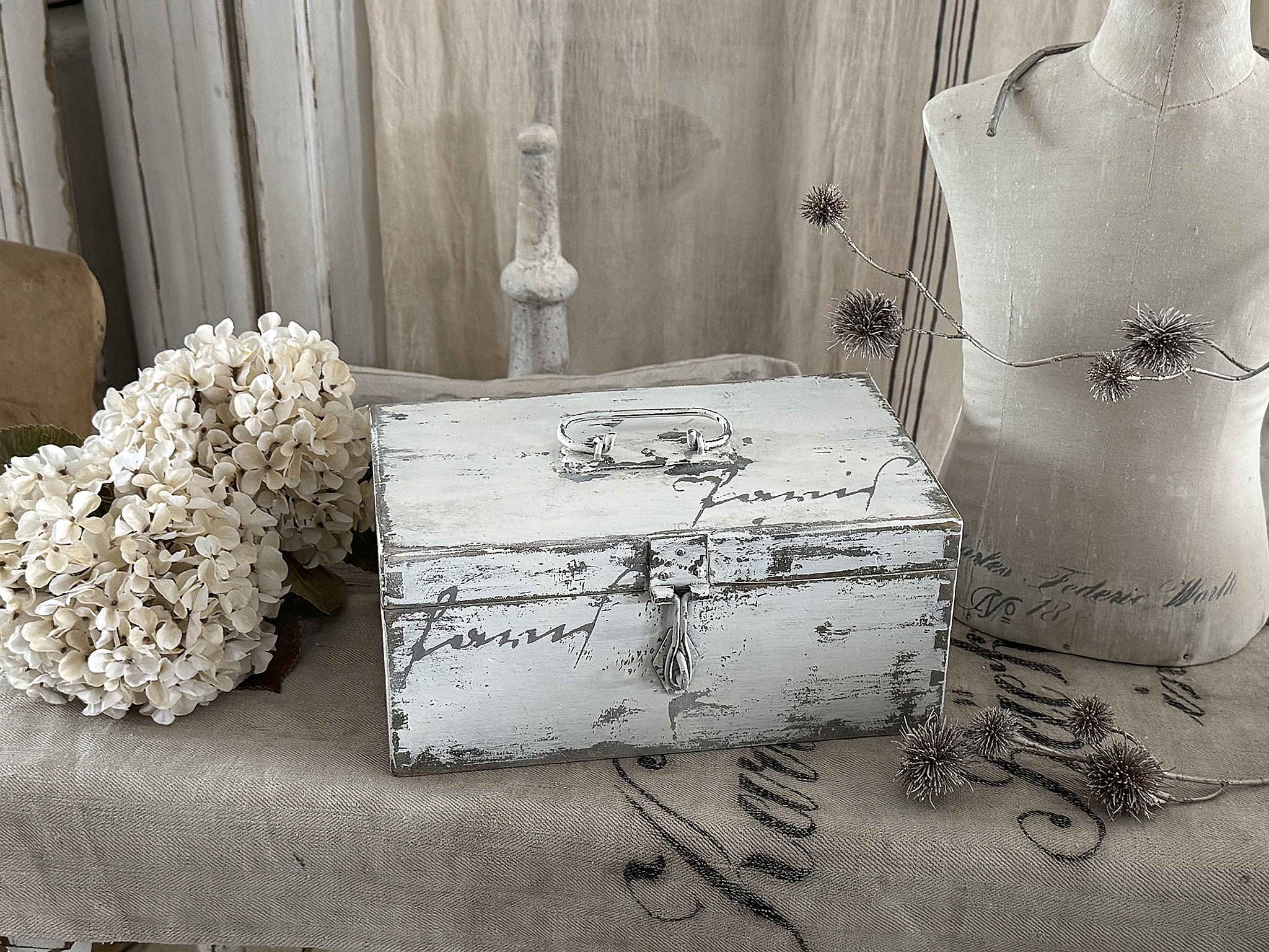   Schöne alte Holzkiste mit Geschichte***