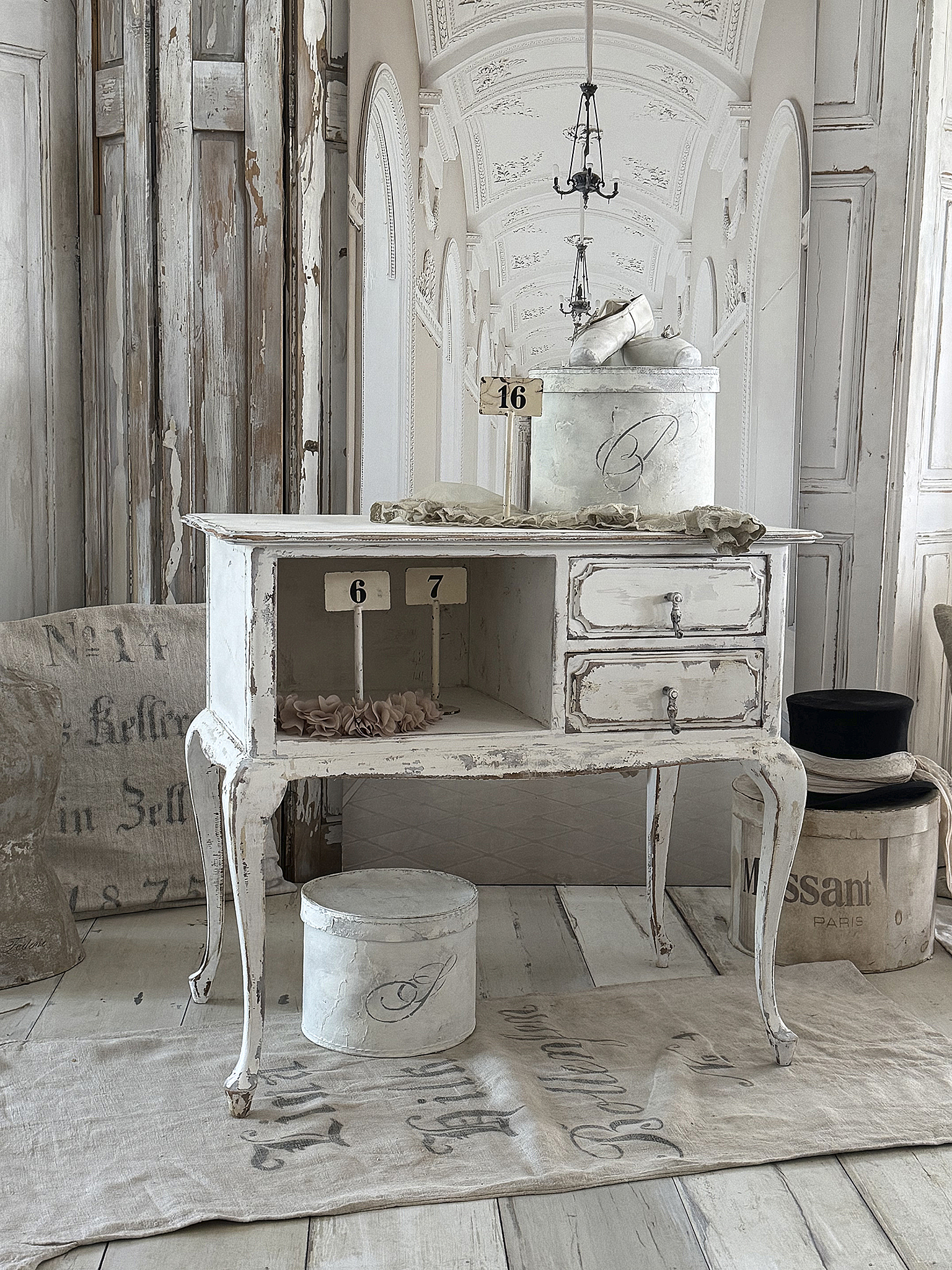 Zauberhafter Vintage-Beistelltisch mit Schubladen im Shabby-Chic***