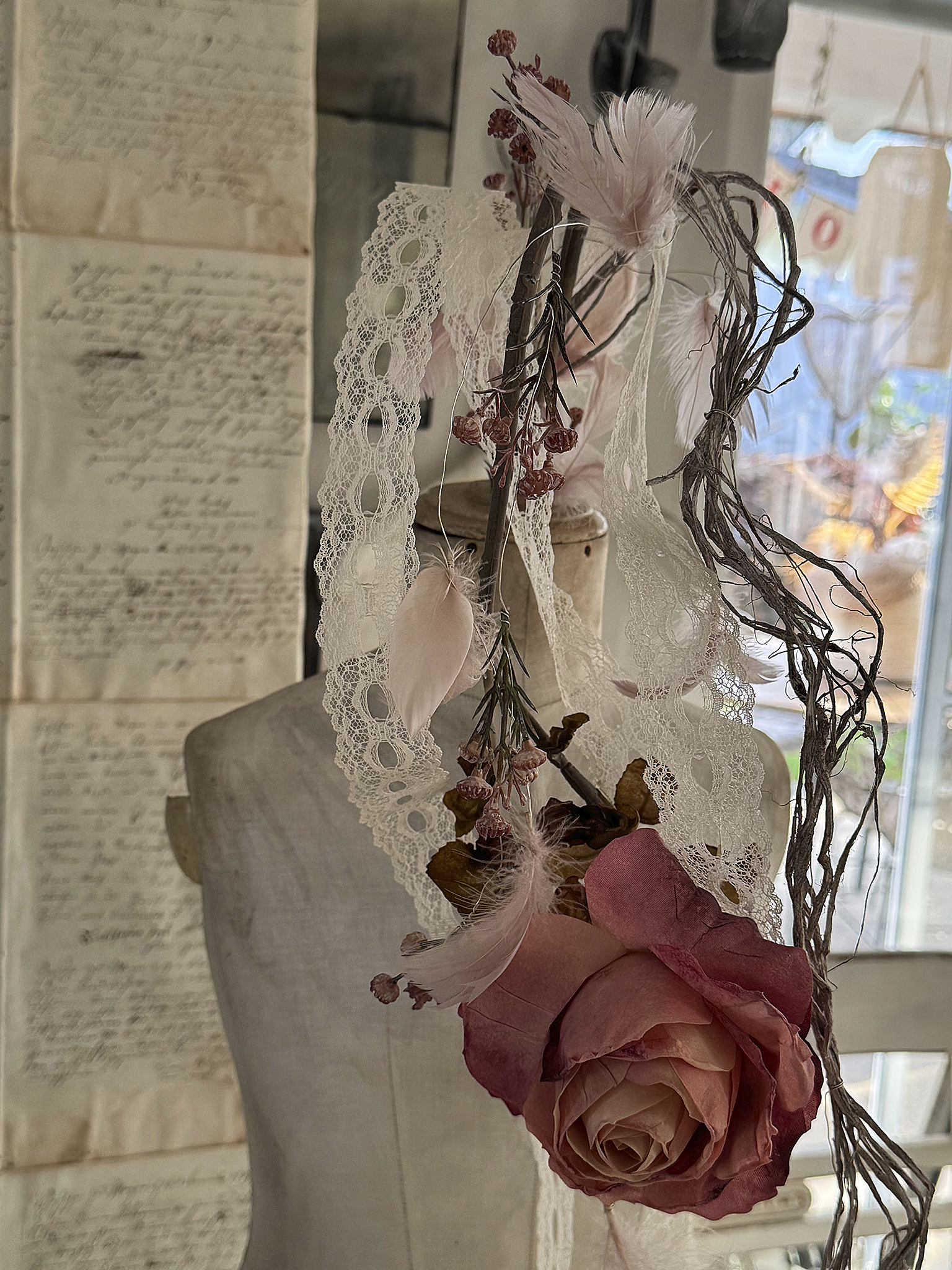 Hohe Glasvase mit romantischer Rosendeko im Shabbykleid***