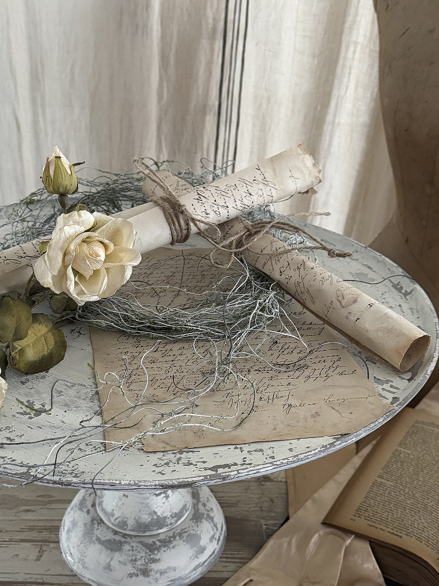 Dekorative große Fußschale im weißen Shabby-Kleid – ein romantisches Ensemble***