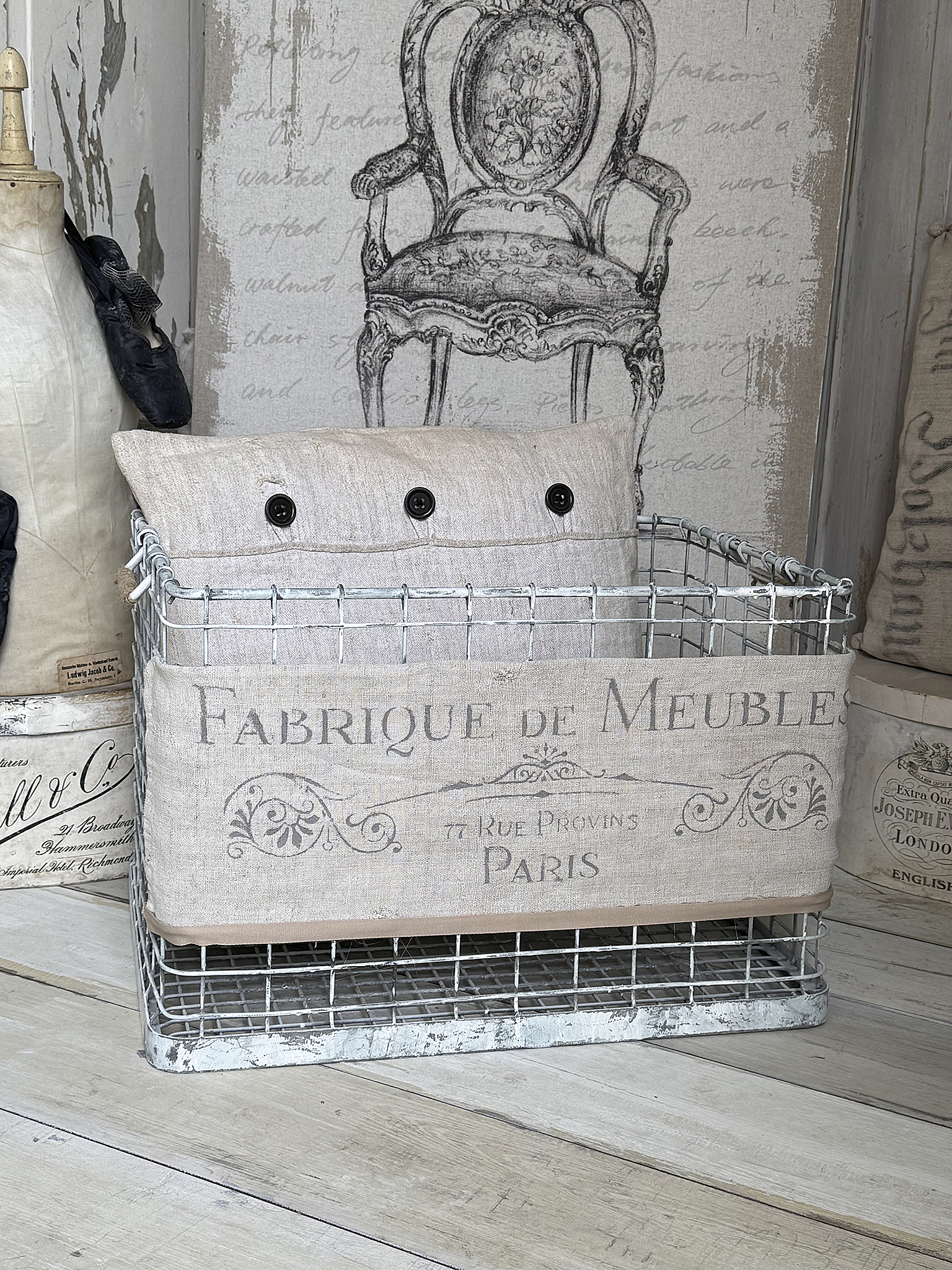 Großer alter Eisenkorb mit Leinenschild***