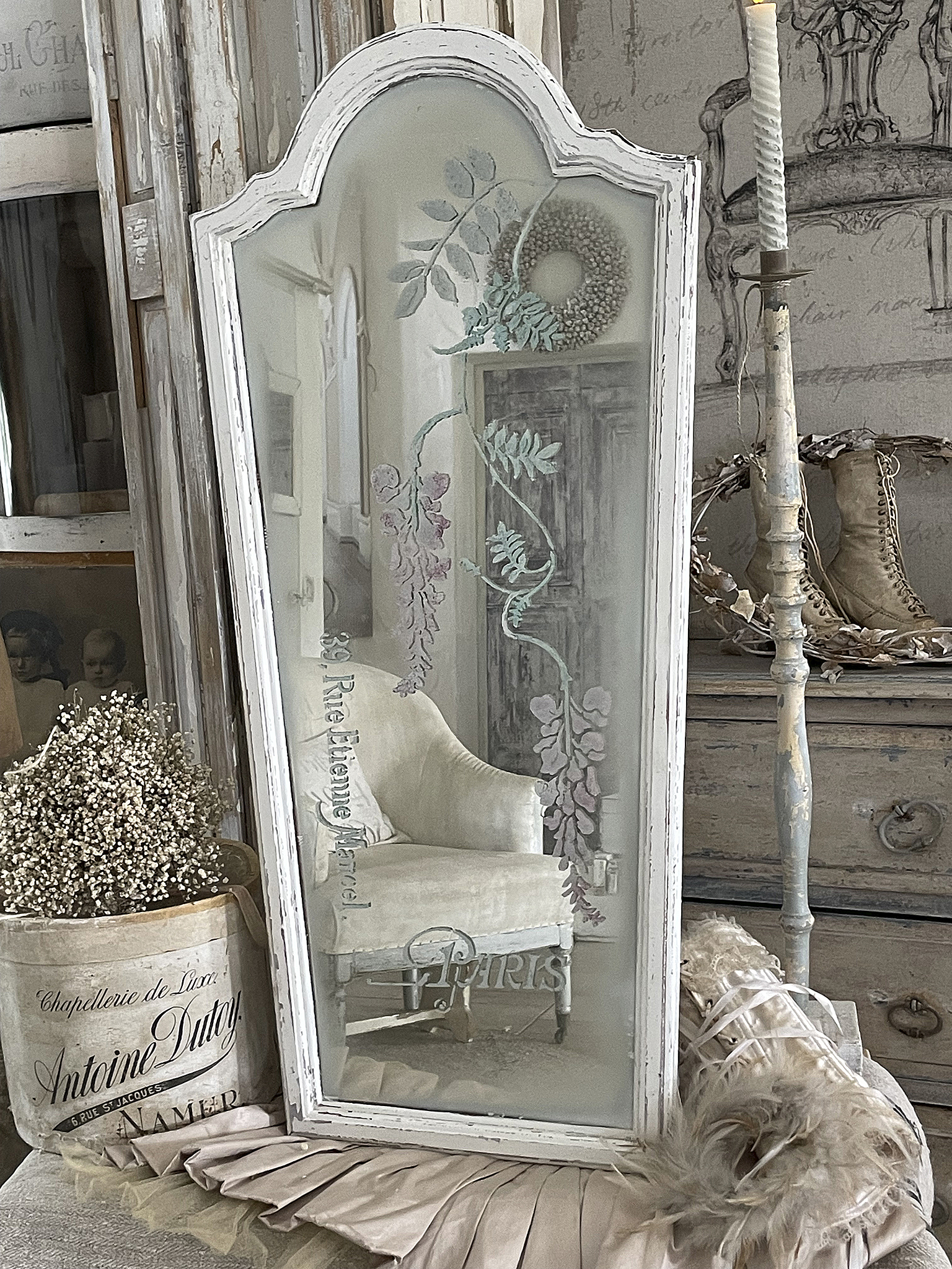 Antiker Spiegel mit floralen Motiven und elegantem Rahmen Antiker Spiegel mit dekorativen Blumenmustern und polierten Ecken, im Vintage-Stil.