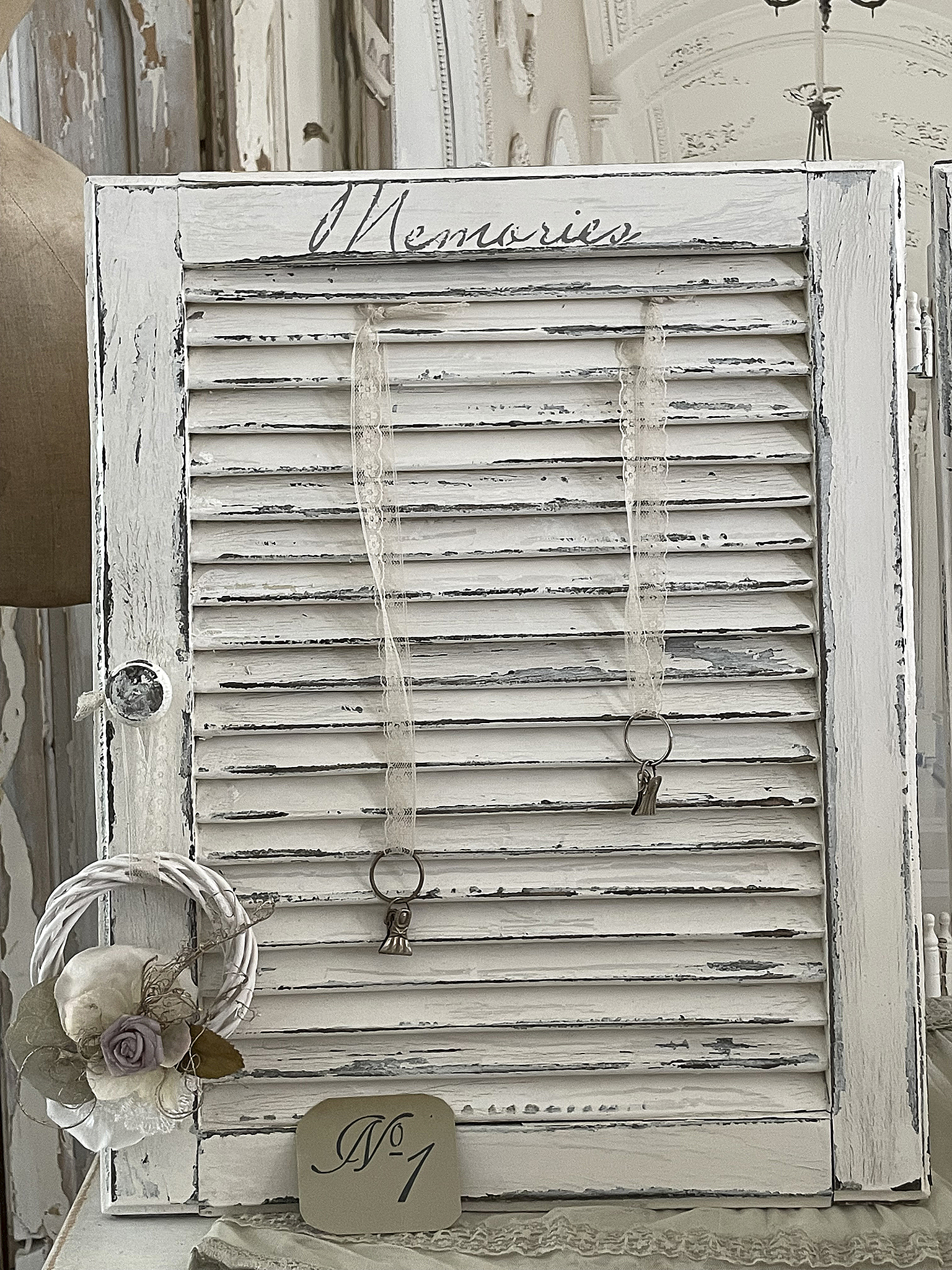 Dekorative Shabby Chic Erinnerungsbox mit Schlüsselanhängern Stilvolle Erinnerungsbox im Shabby Chic Design mit Schlüsselanhängern und Blumenverzierung